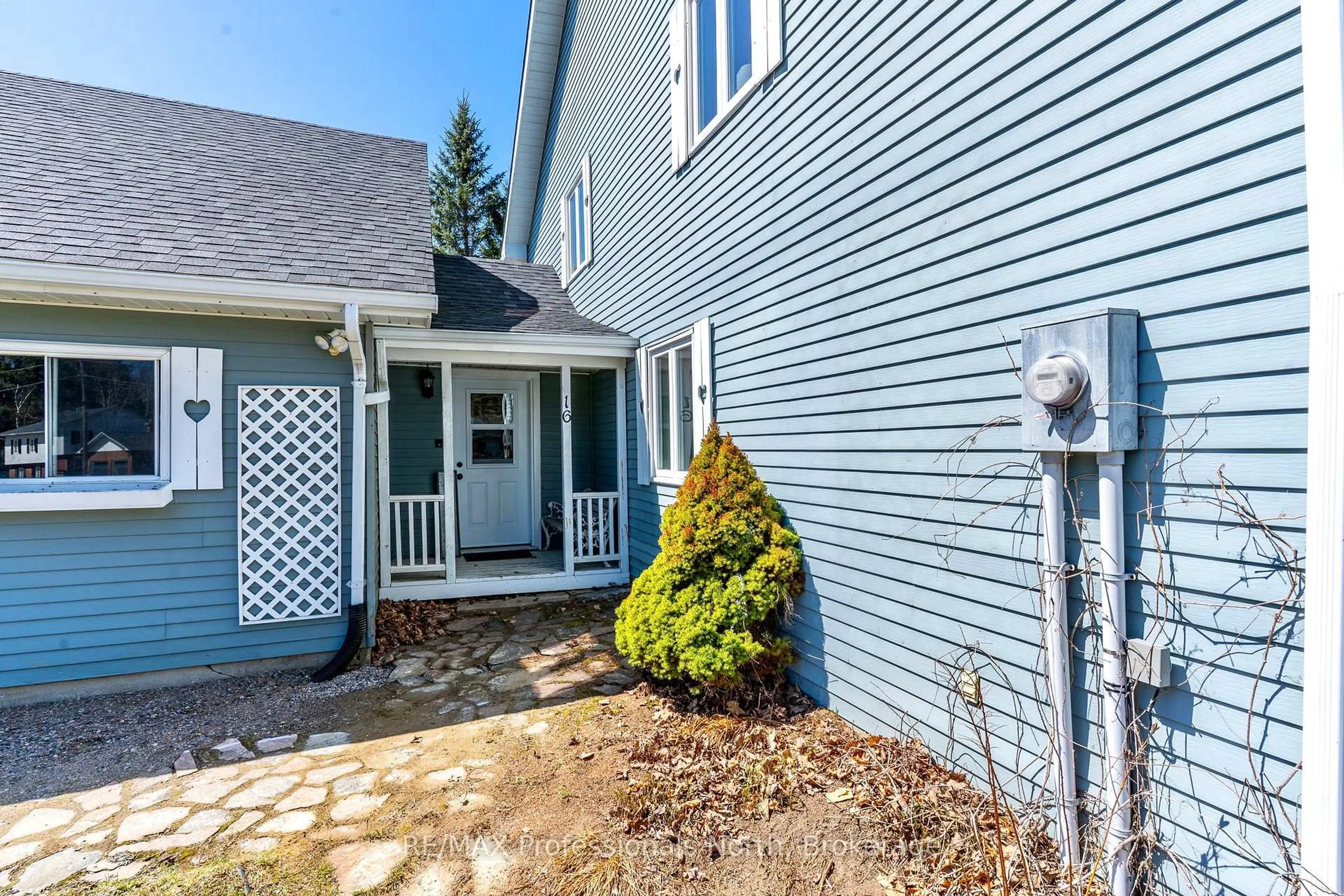 Home with vinyl exterior material, street for 16 Highland Gate Blvd, Minden Hills Ontario K0M 2K0