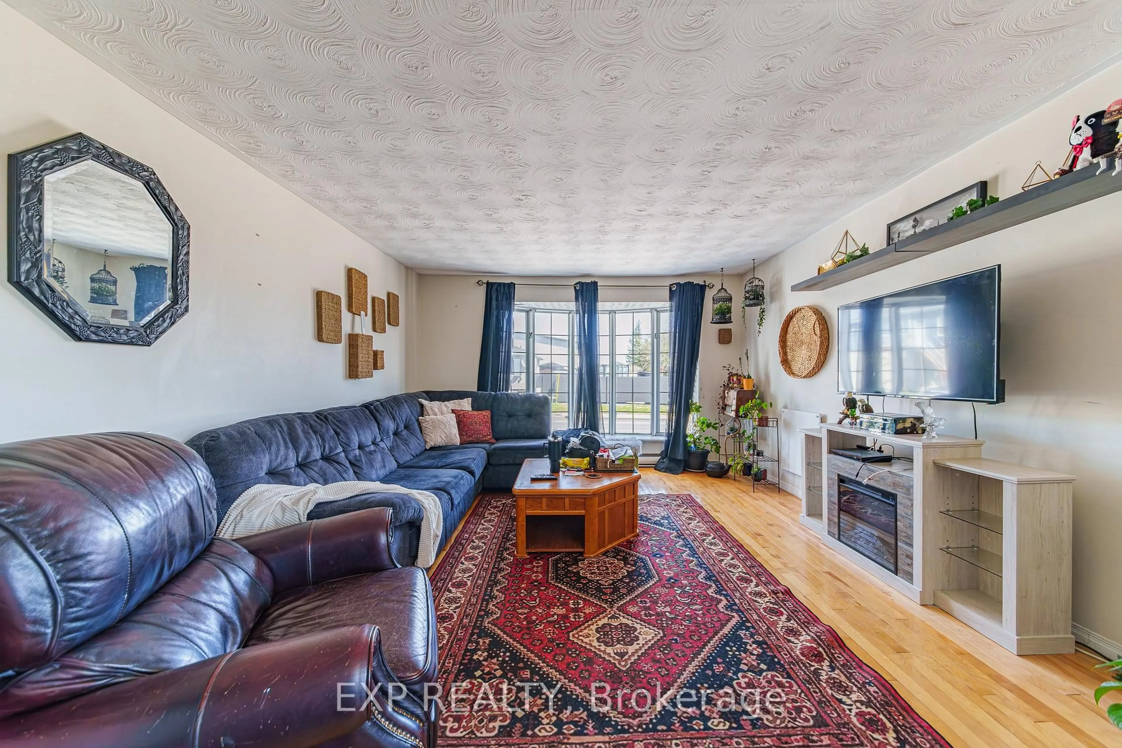 Living room with furniture, unknown for 4612 Ste Catherine St, The Nation Ontario K0C 2B0