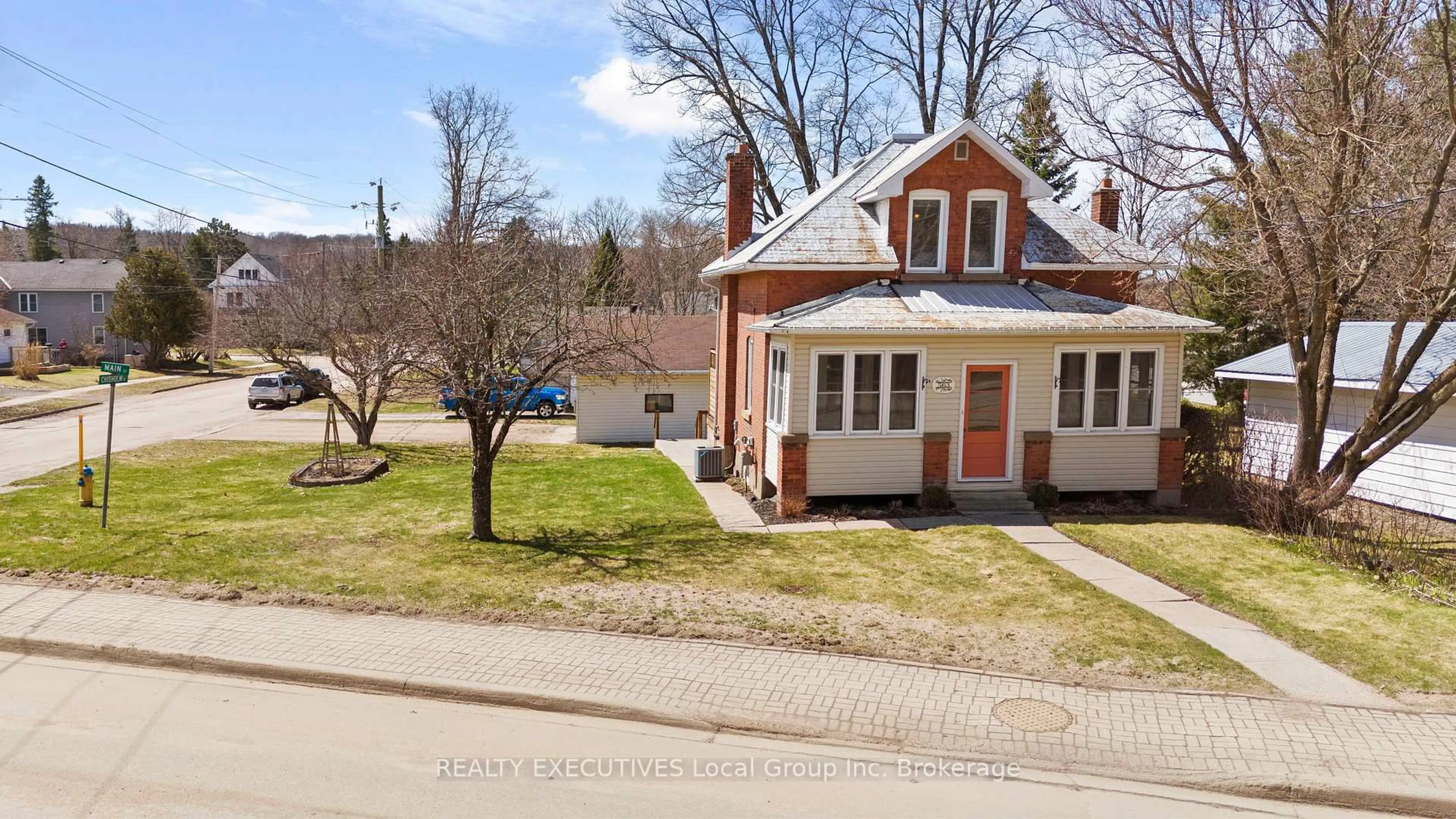 A pic from outside/outdoor area/front of a property/back of a property/a pic from drone, street for 563 MAIN St, Powassan Ontario P0H 1Z0