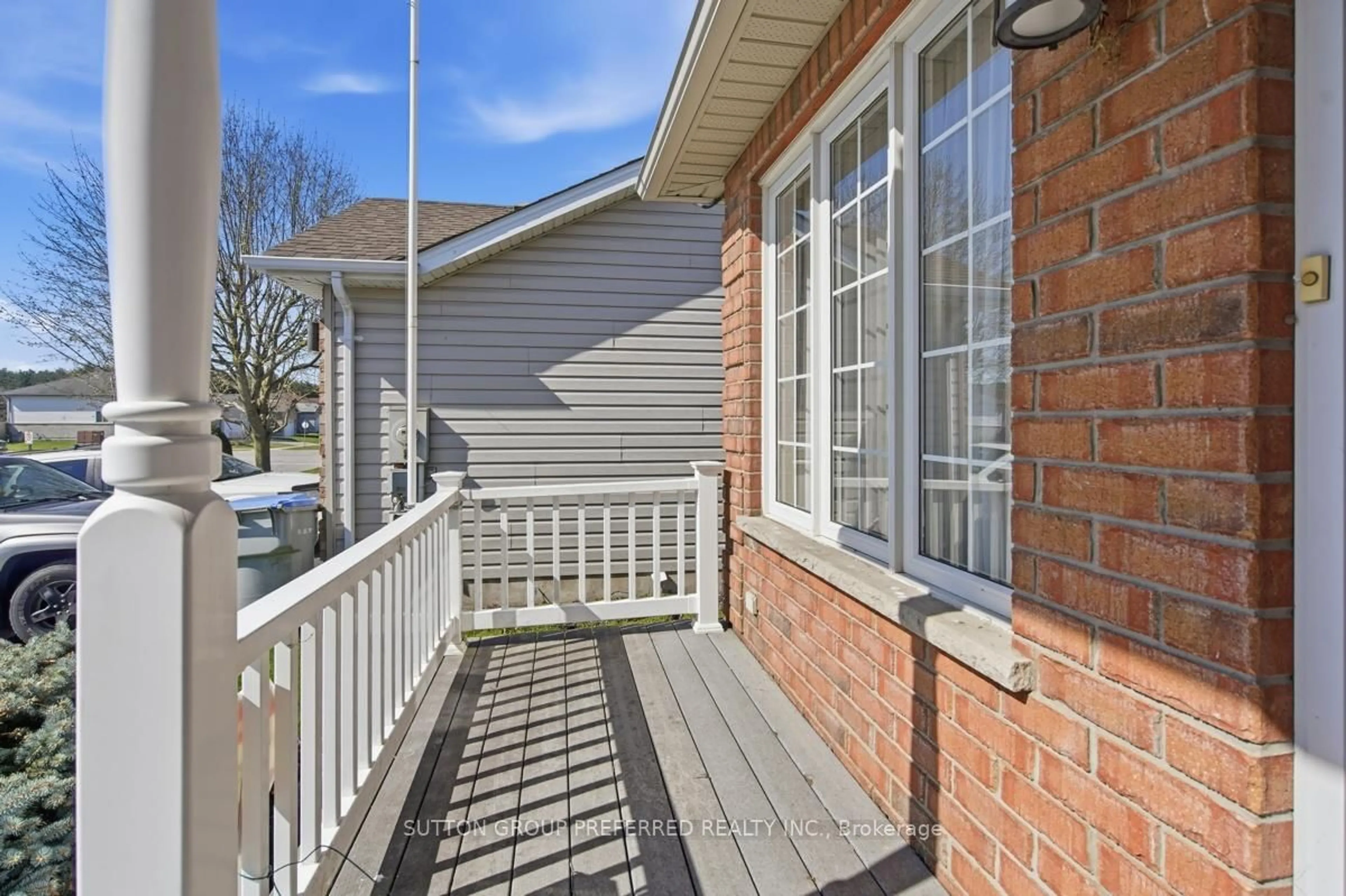 Patio, street for 64 Willow Cres, Strathroy-Caradoc Ontario N7G 4H1