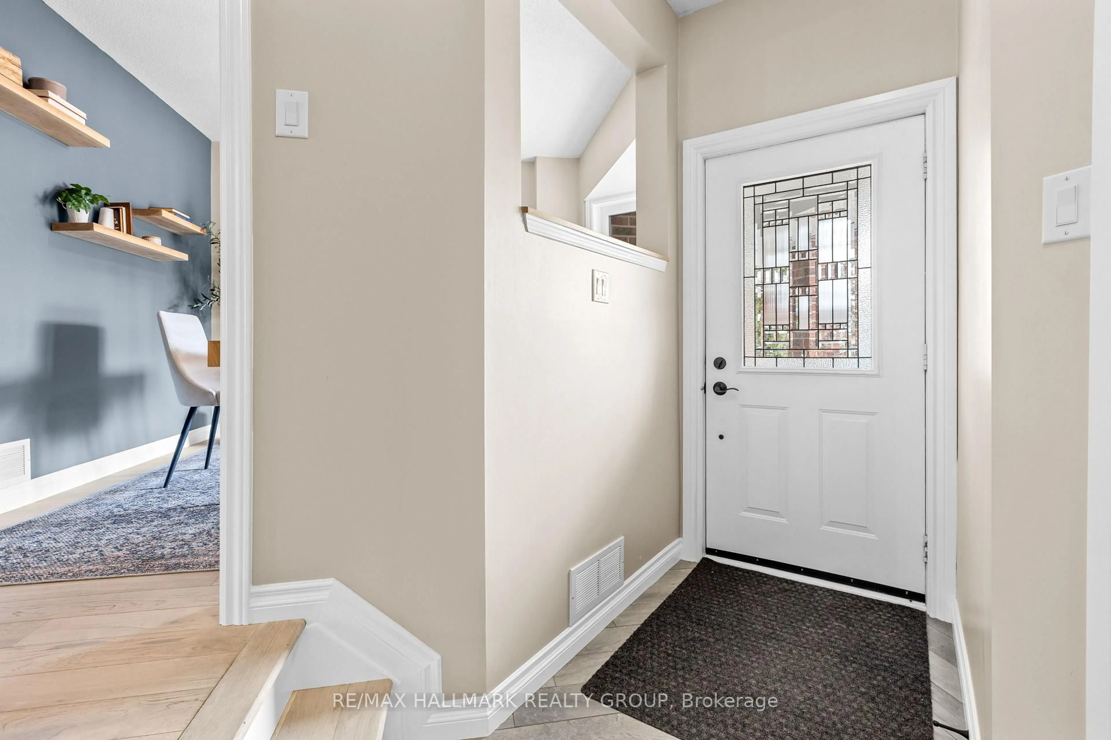 Indoor entryway for 25 Oriska Way, Nepean Ontario K2J 4N7