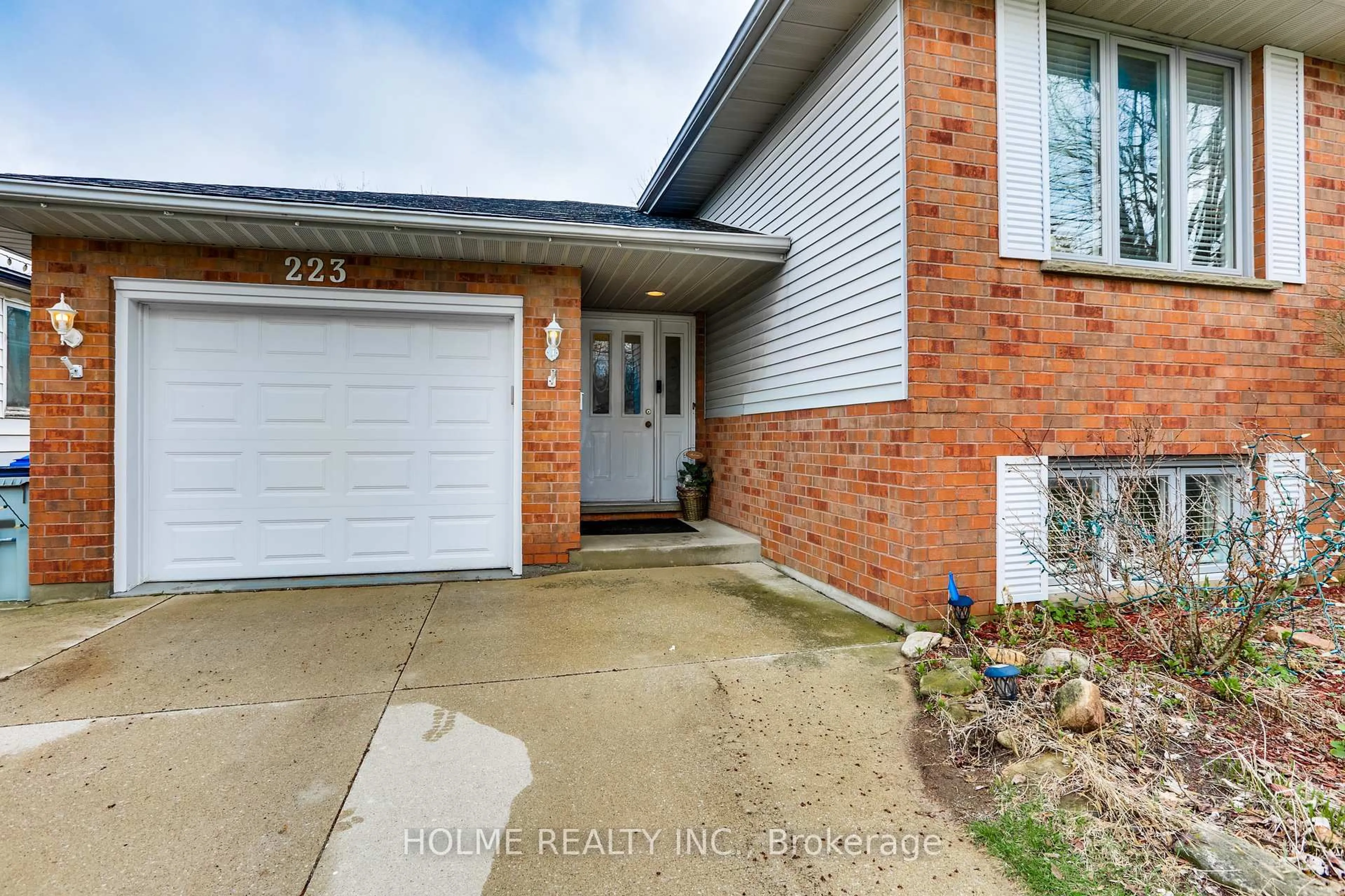 Unknown for 223 Ellor St, Strathroy-Caradoc Ontario N7G 2L2
