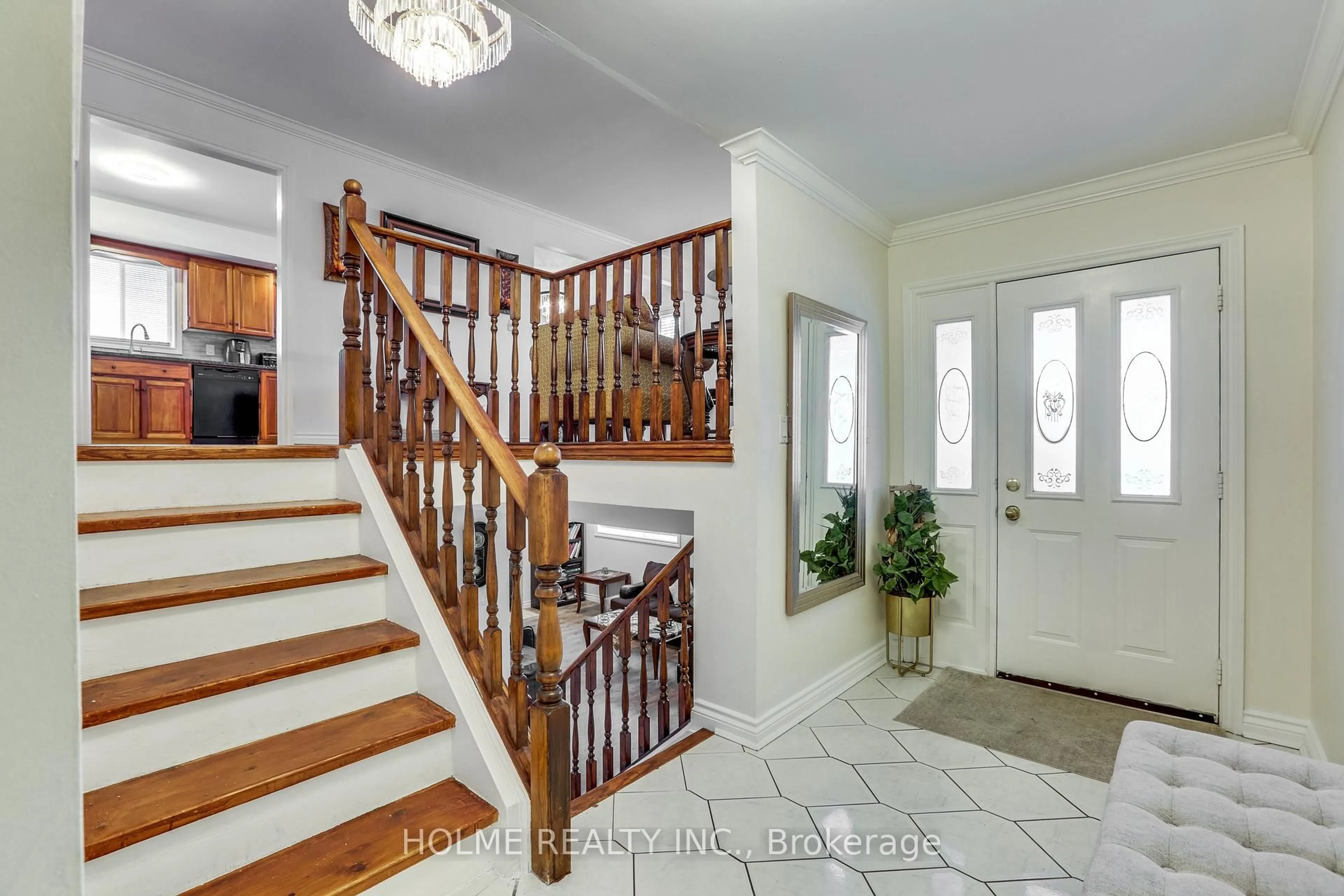 Indoor entryway for 223 Ellor St, Strathroy-Caradoc Ontario N7G 2L2