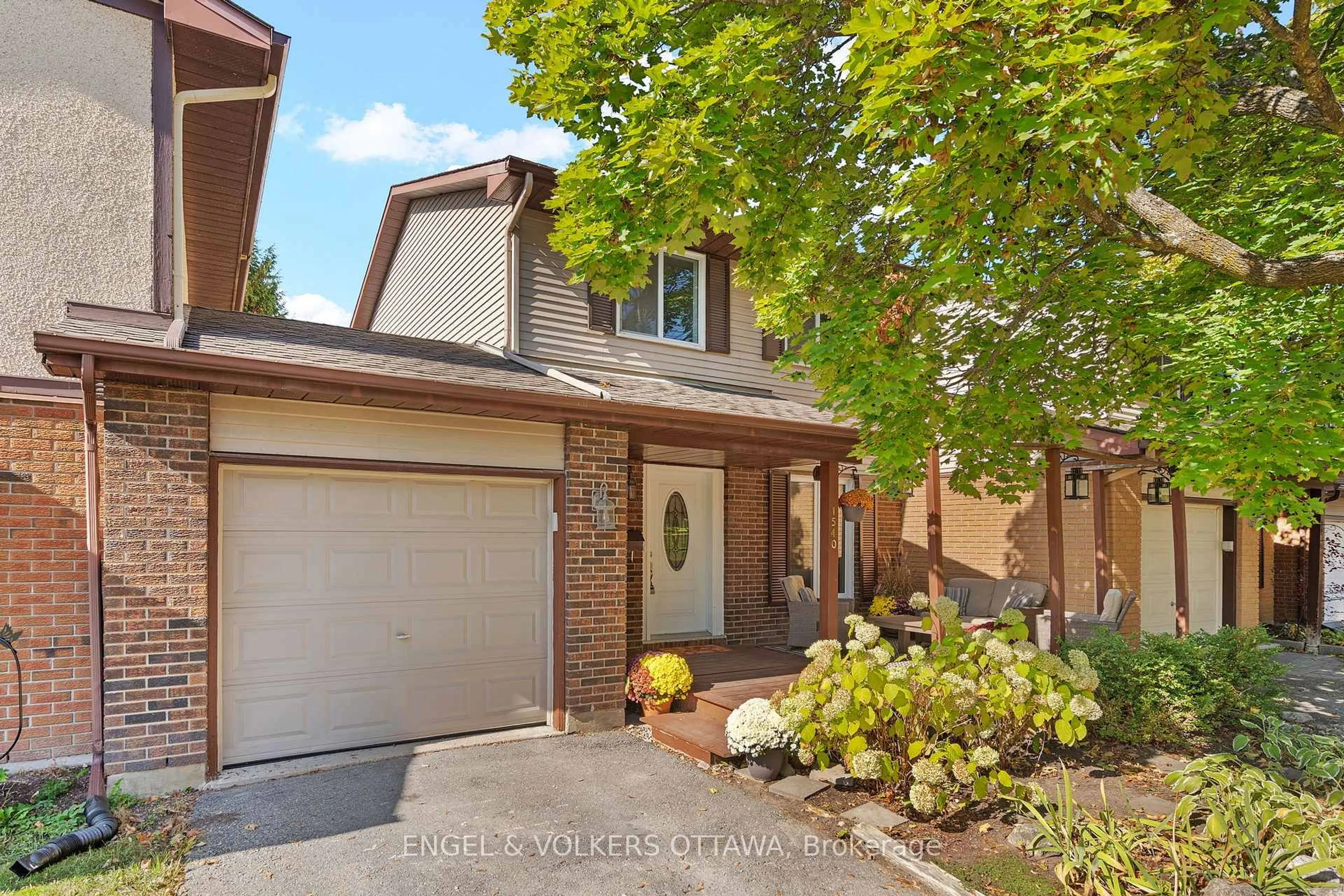 Home with brick exterior material, street for 1540 Mimosa Ave, Ottawa Ontario K1G 4C9