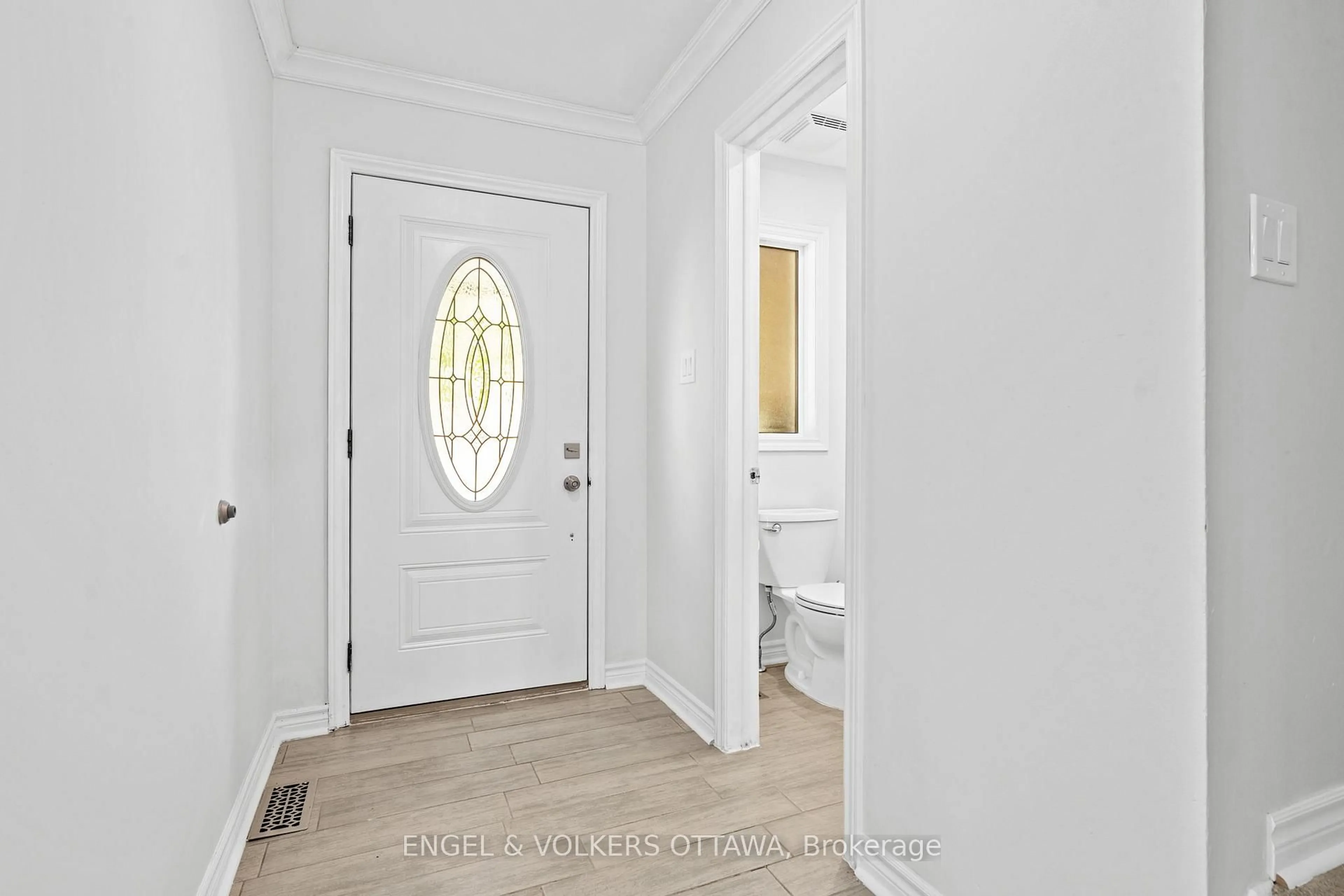 Indoor entryway for 1540 Mimosa Ave, Ottawa Ontario K1G 4C9