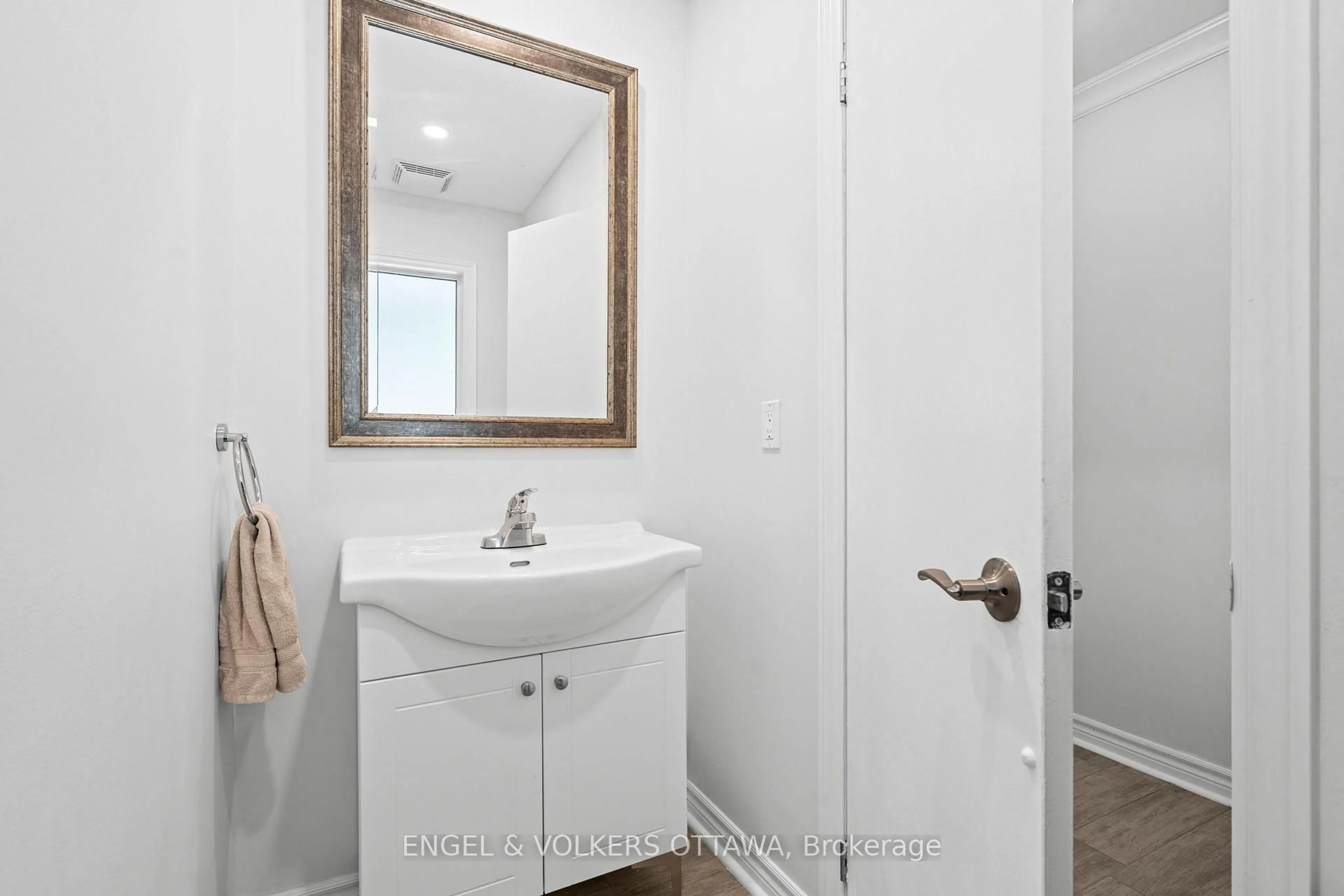 Standard bathroom, unknown for 1540 Mimosa Ave, Ottawa Ontario K1G 4C9