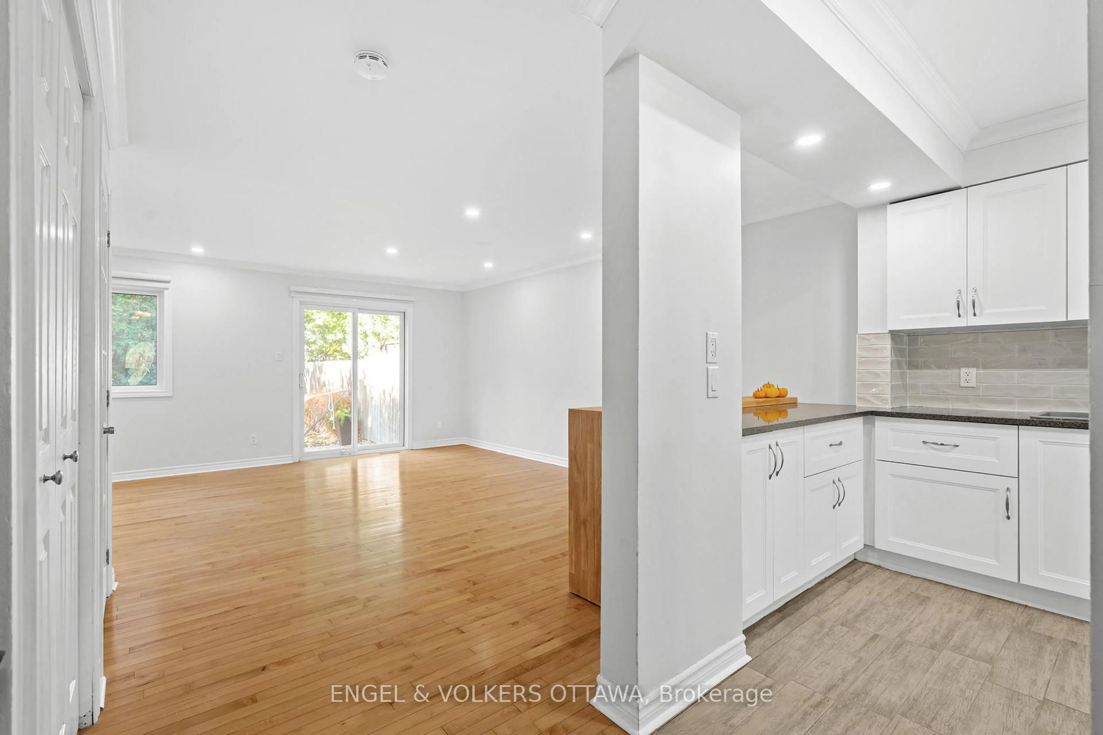 Open concept kitchen, unknown for 1540 Mimosa Ave, Ottawa Ontario K1G 4C9