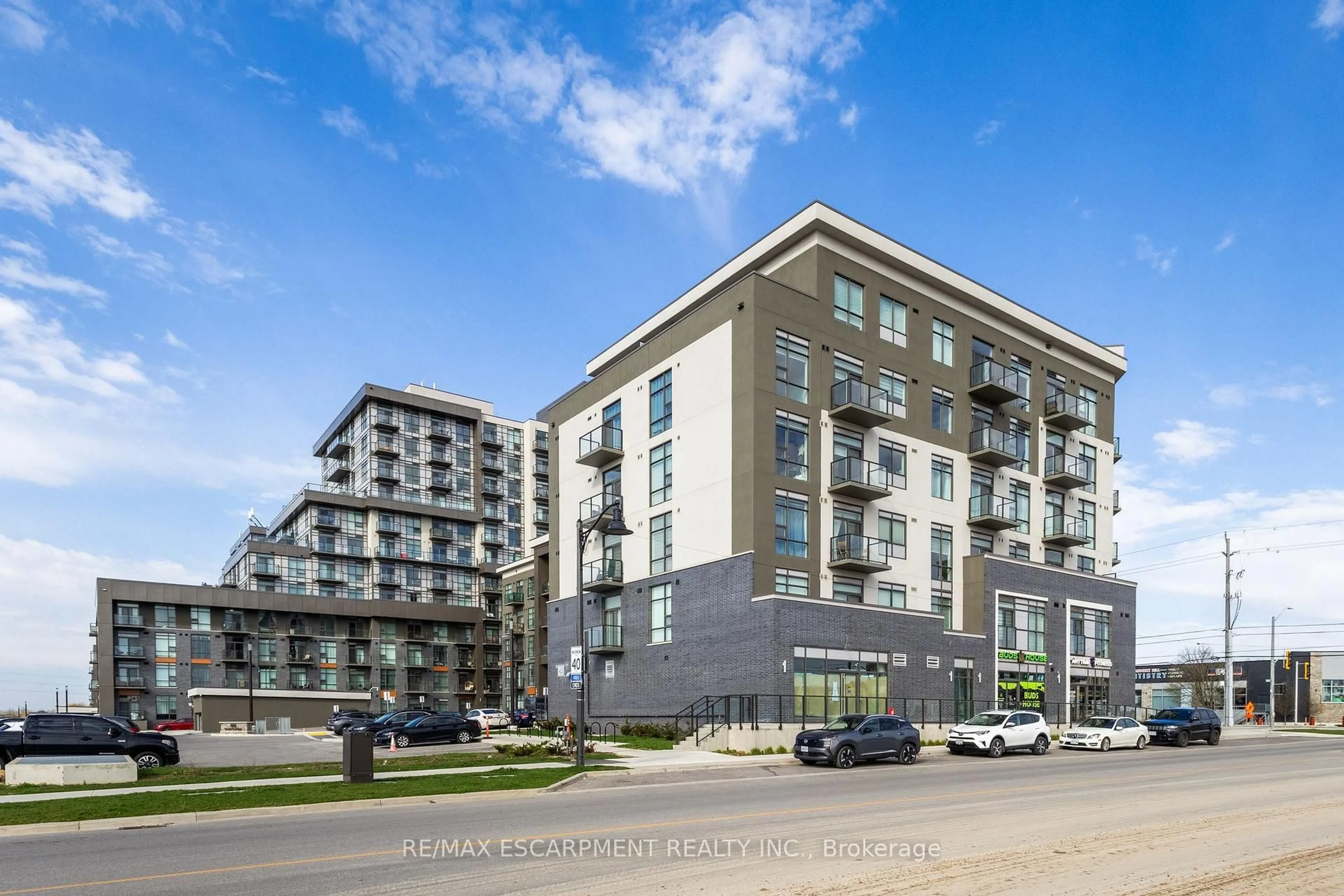 Patio, building for 10 Mallard Tr #438, Hamilton Ontario L8B 2A7