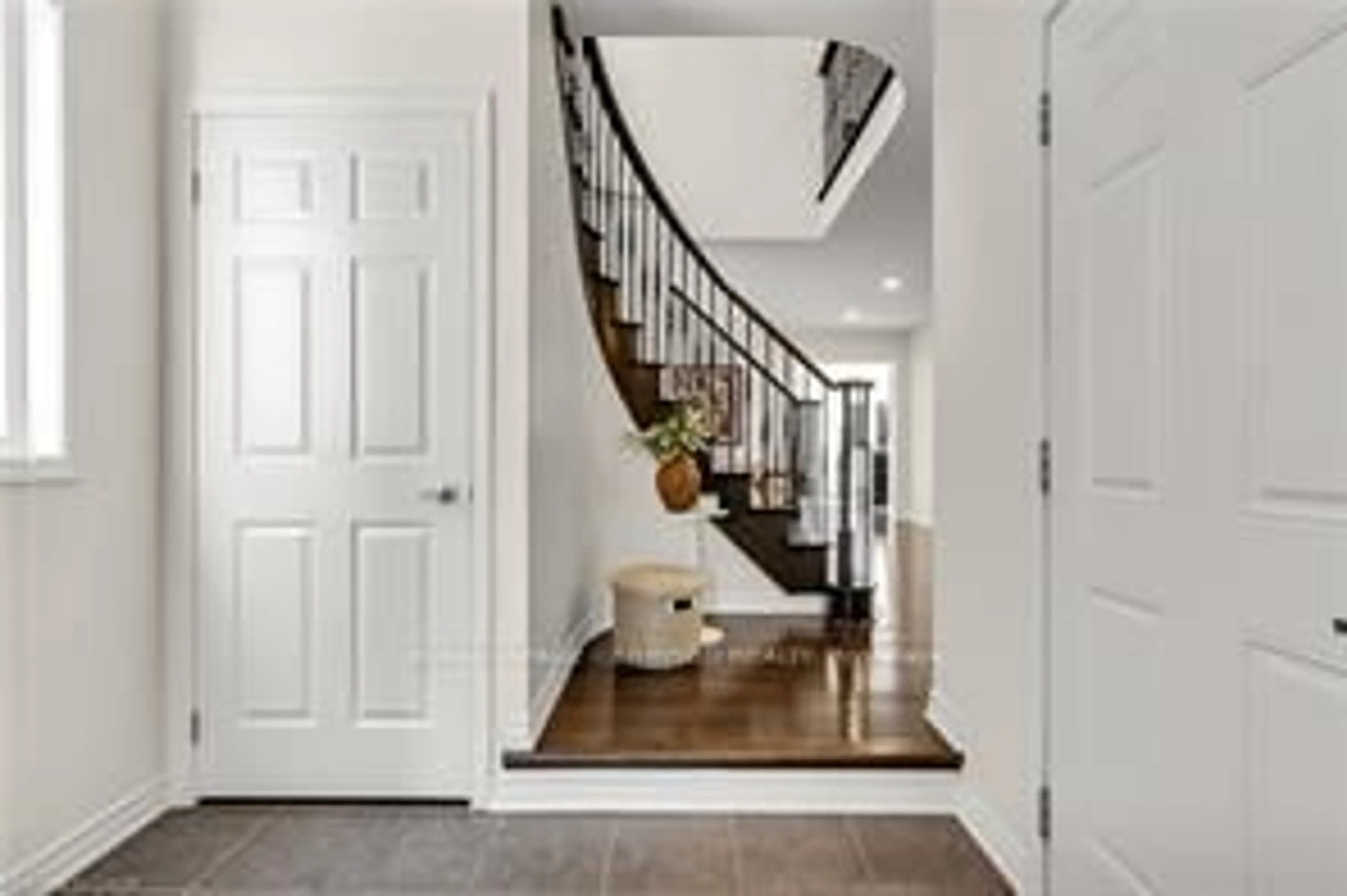 Indoor entryway for 31 Peer Crt, Hamilton Ontario L9K 0C5