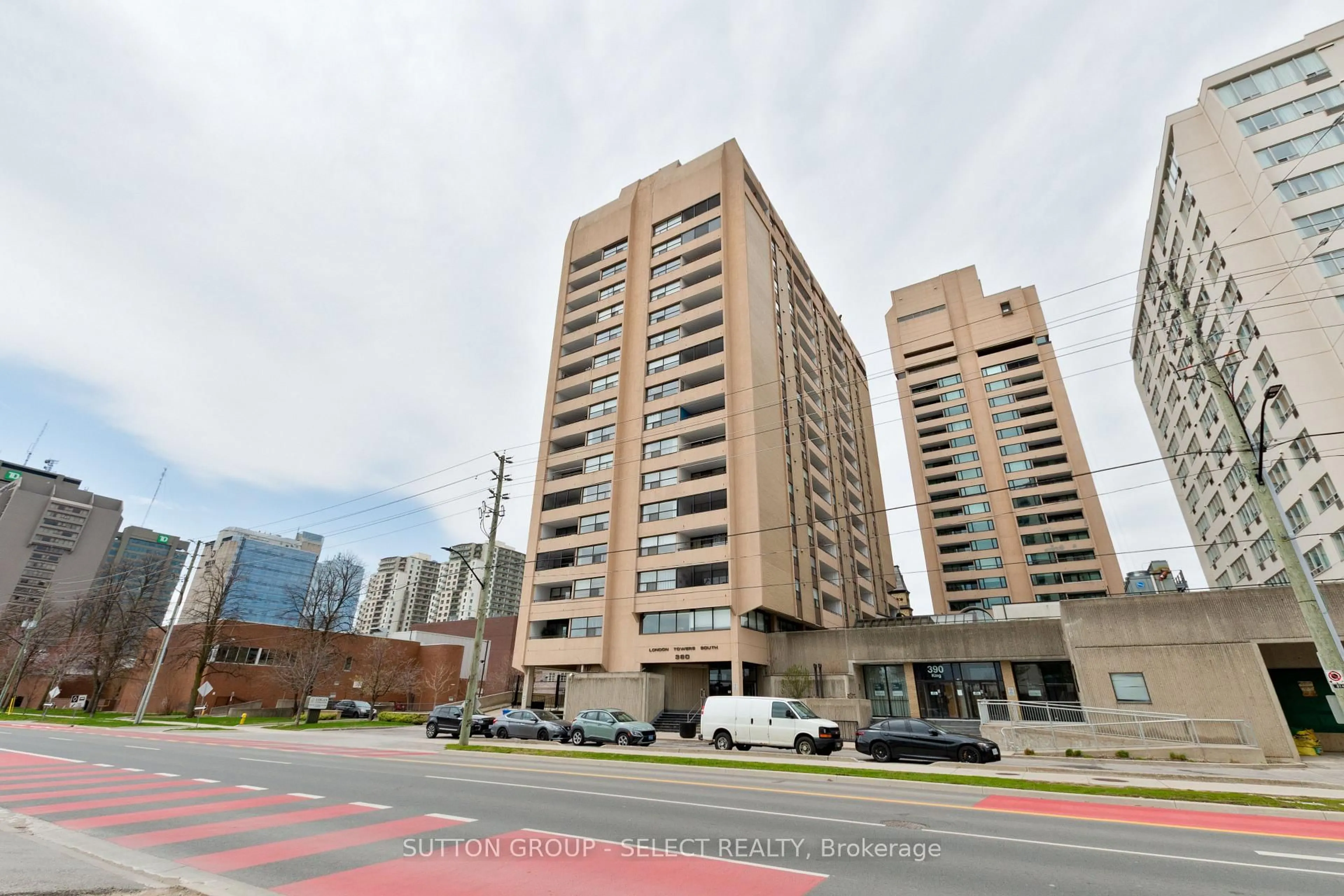 Indoor foyer for 380 King St #1207, London East Ontario N6B 3L6
