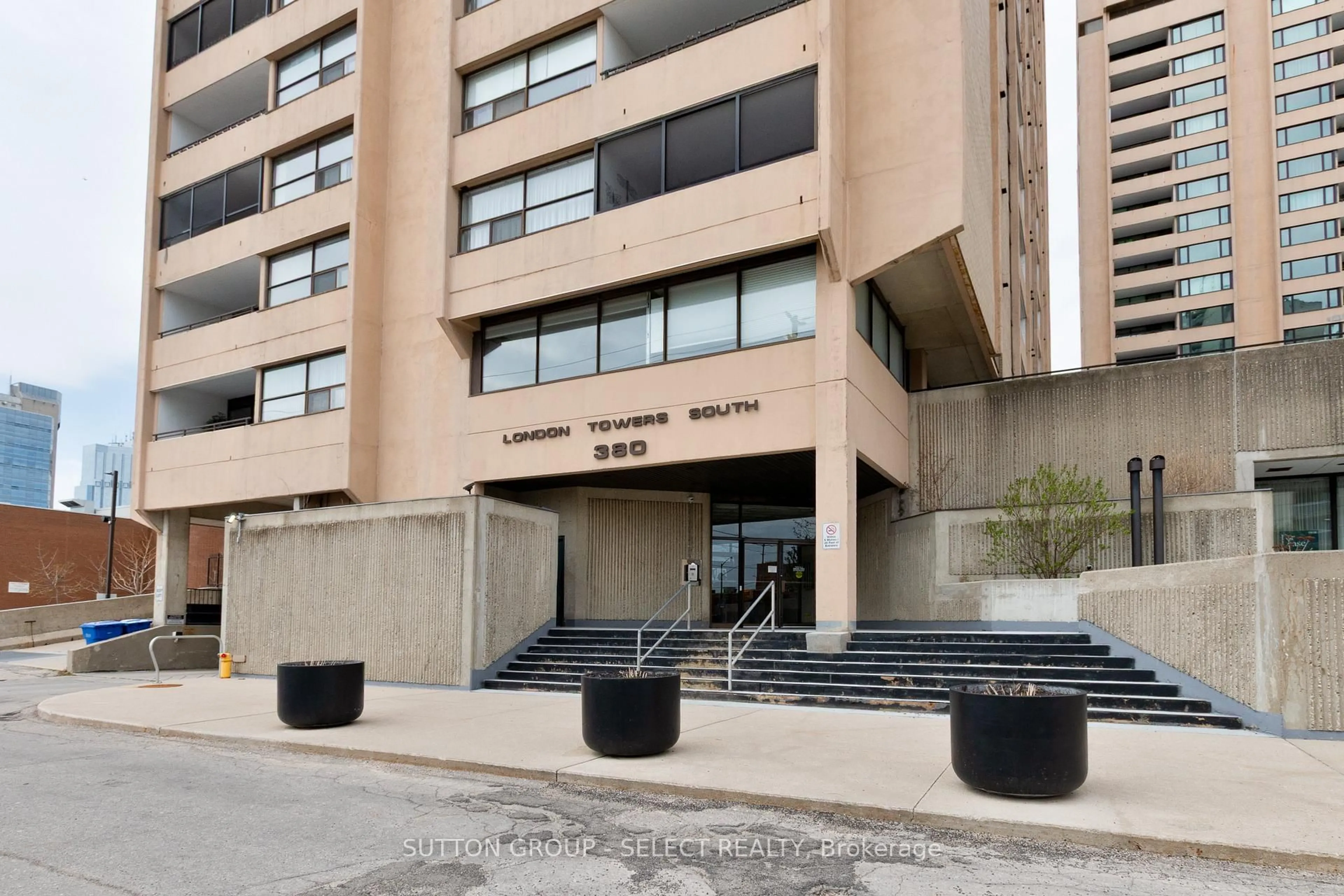 Indoor foyer for 380 King St #1207, London East Ontario N6B 3L6