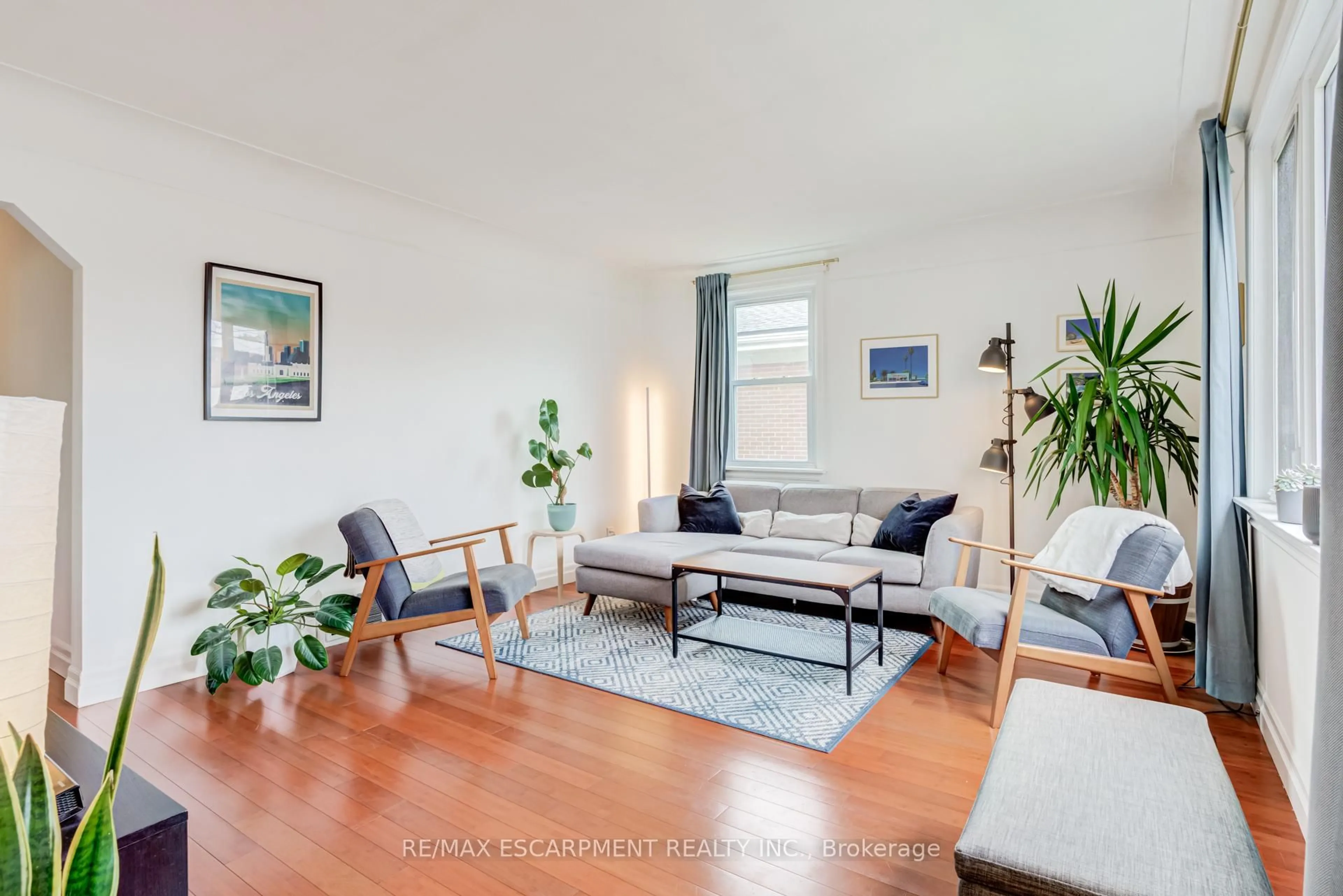 Living room with furniture, wood/laminate floor for 9 Beaucourt Rd, Hamilton Ontario L8S 2R1