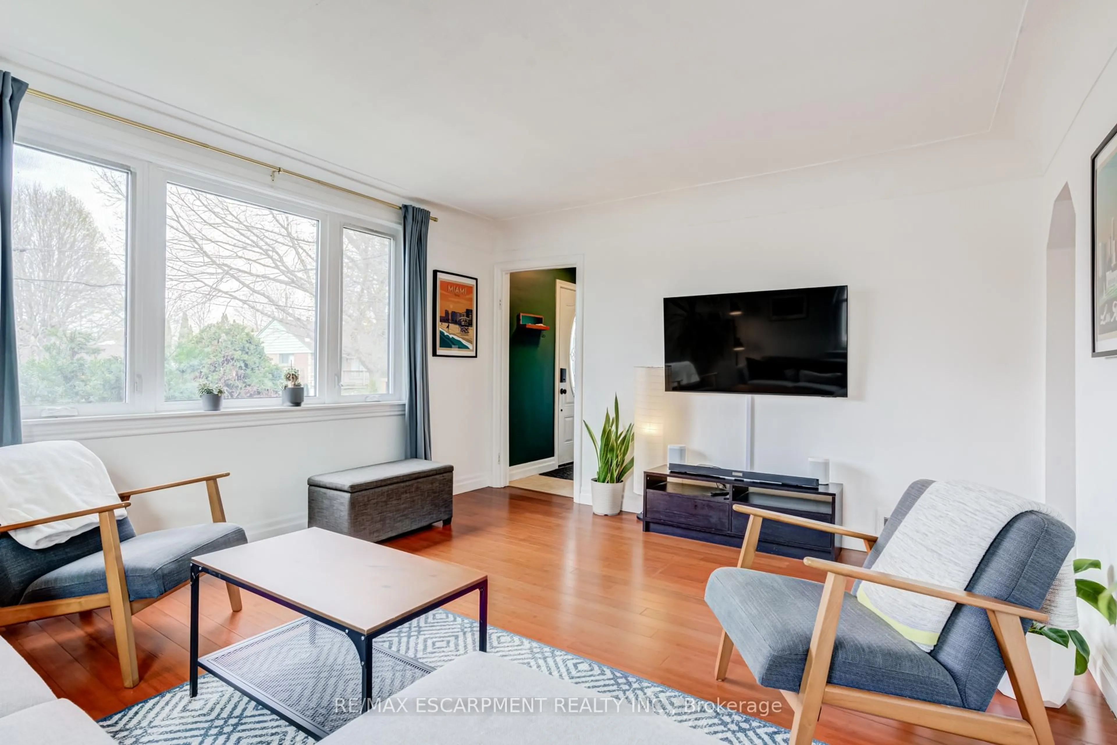 Living room with furniture, unknown for 9 Beaucourt Rd, Hamilton Ontario L8S 2R1