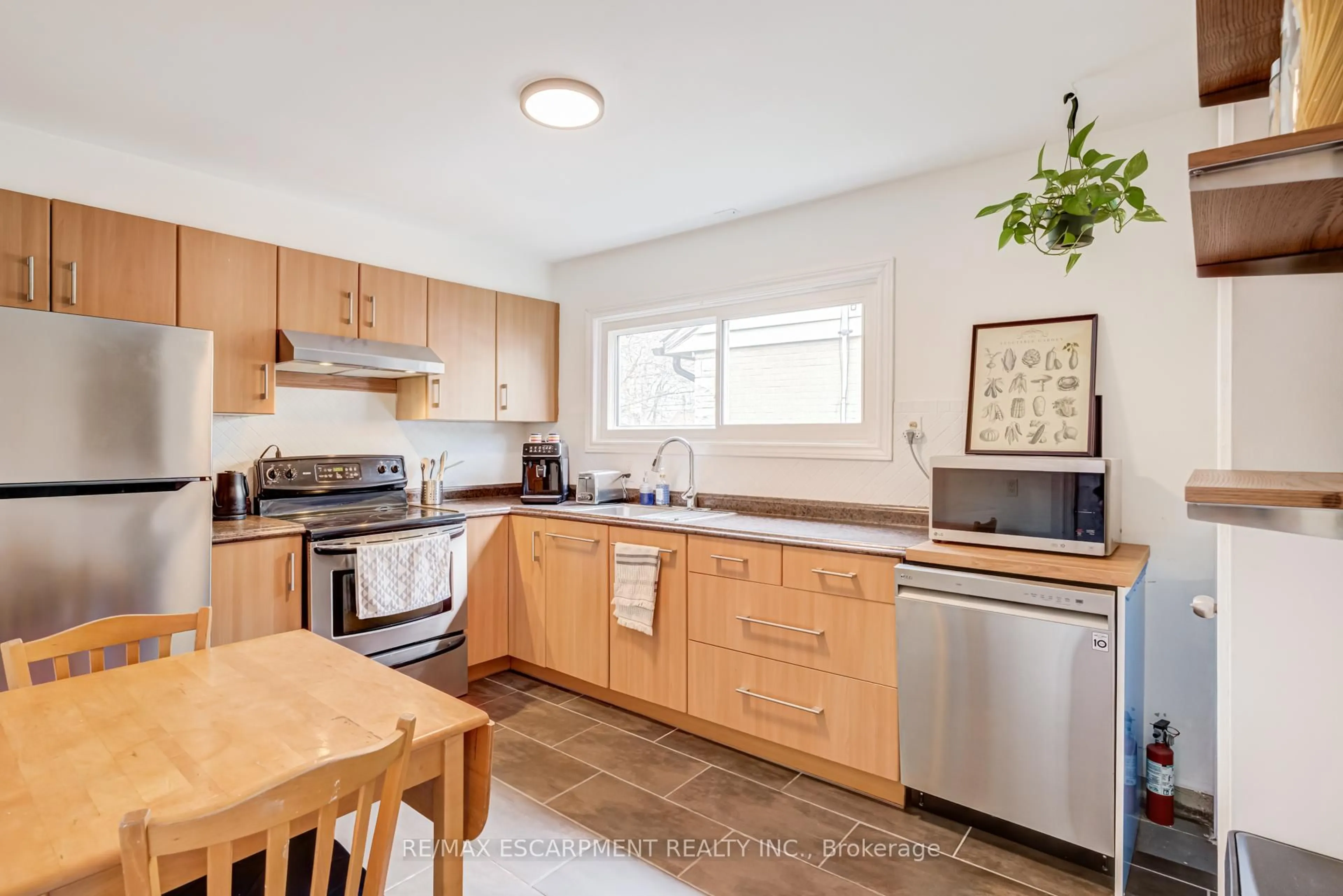 Standard kitchen, unknown for 9 Beaucourt Rd, Hamilton Ontario L8S 2R1