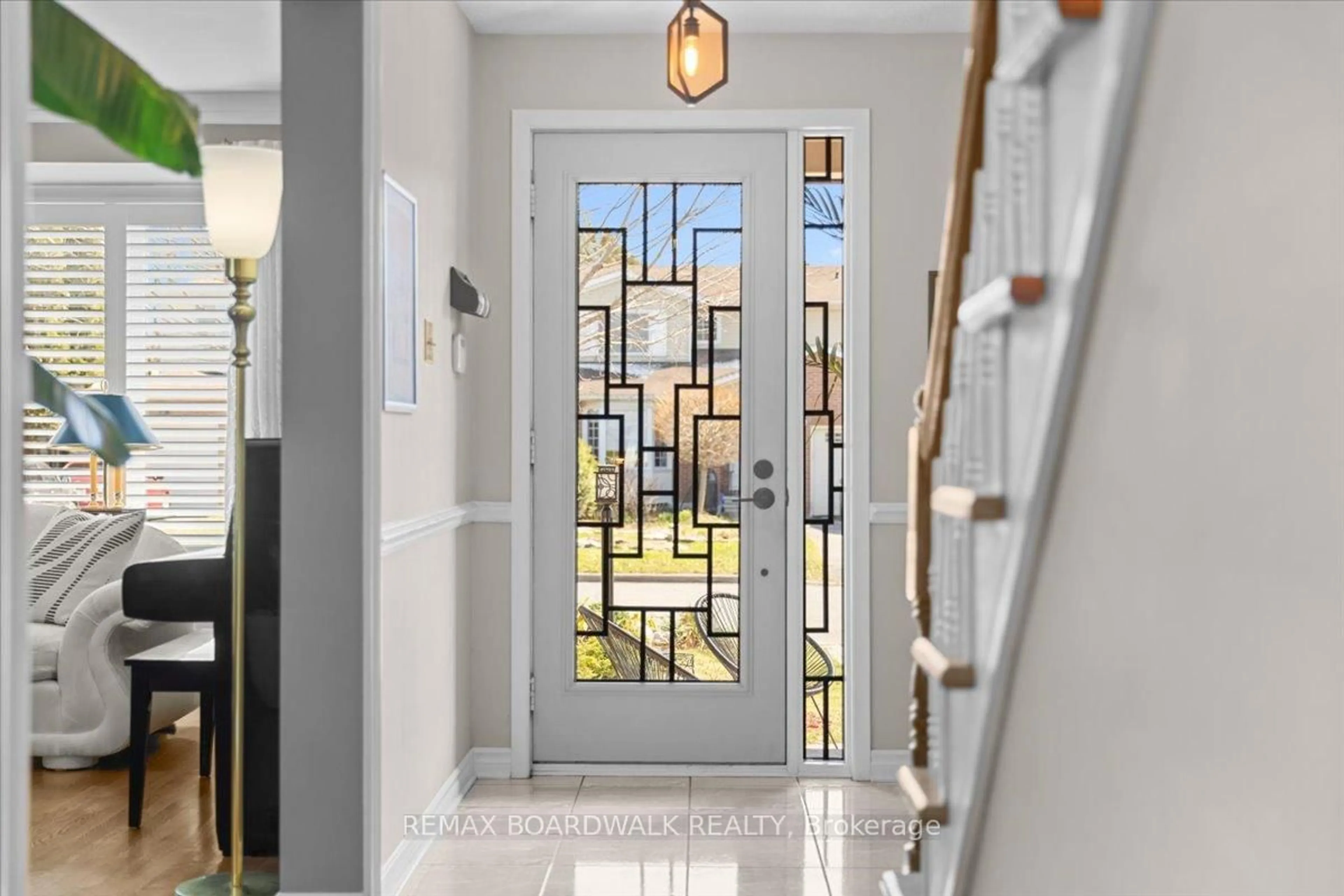 Indoor entryway for 1594 Meadowfield Pl, Orleans Ontario K1C 5V6