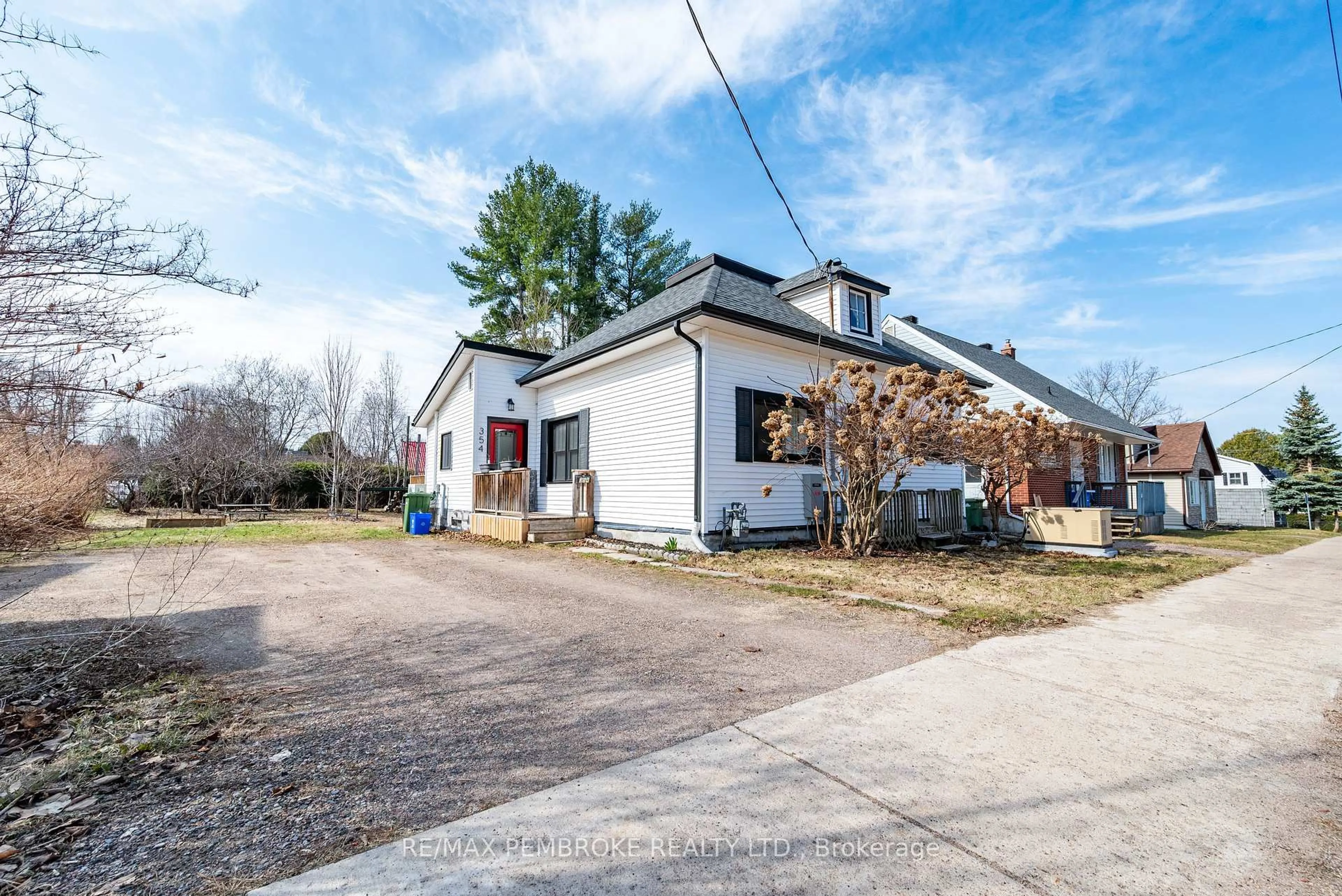 A pic from outside/outdoor area/front of a property/back of a property/a pic from drone, street for 354 Irving St, Pembroke Ontario K8A 2T1