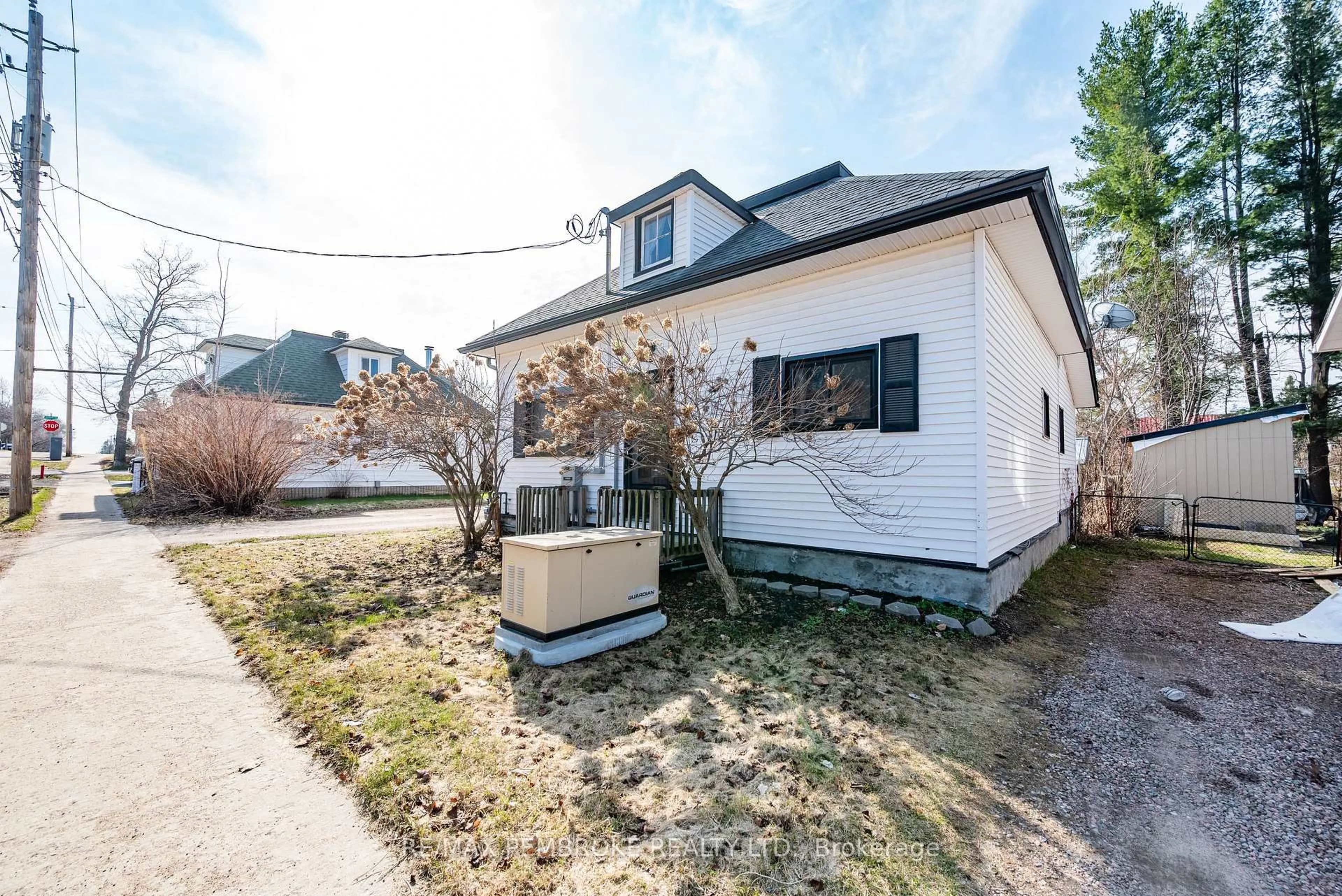 Unknown for 354 Irving St, Pembroke Ontario K8A 2T1