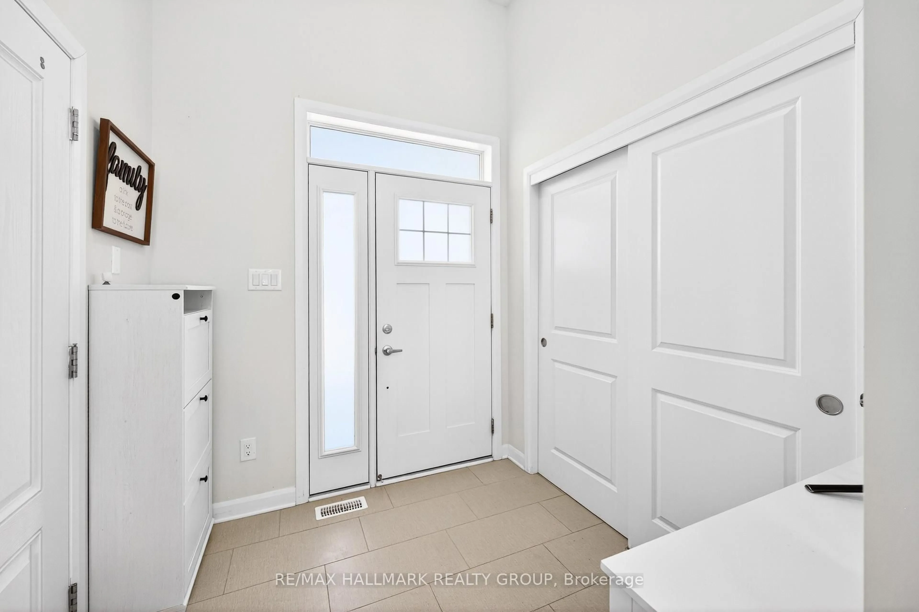 Indoor entryway for 562 Clemency Cres, Ottawa Ontario K2J 6R8