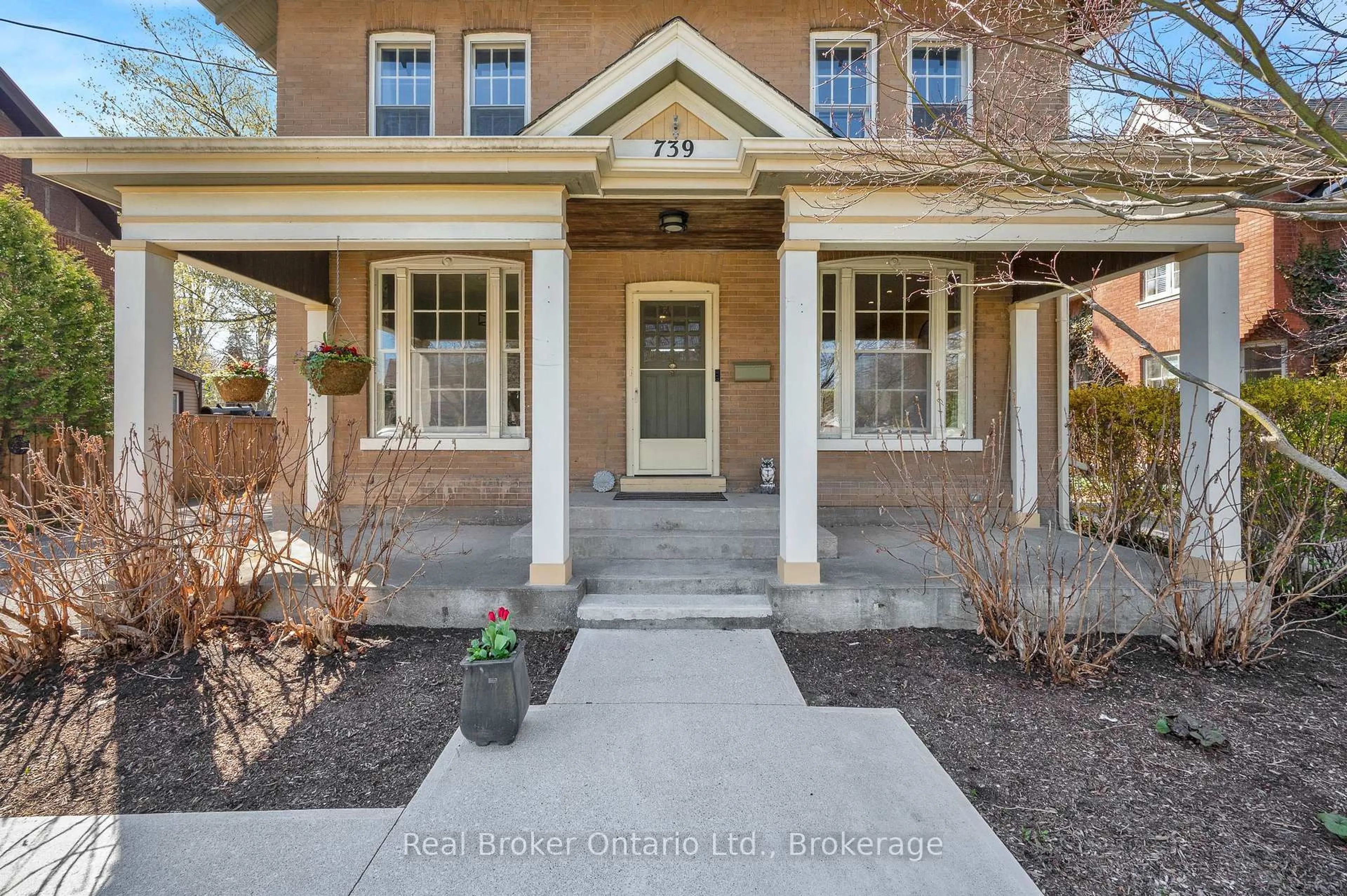 Indoor entryway for 739 Colborne St, Brantford Ontario N3S 3R9