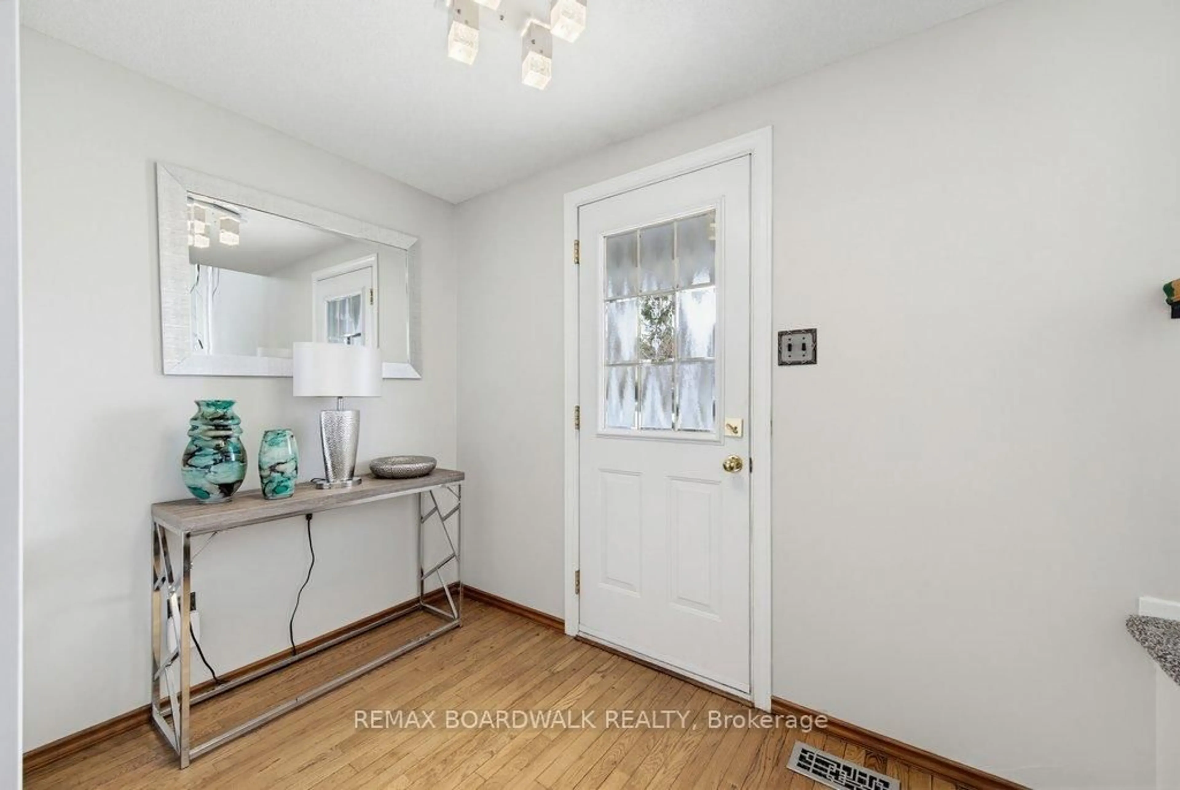 Indoor entryway for 1703 Fieldstone Cres, Ottawa Ontario K1C 1R6