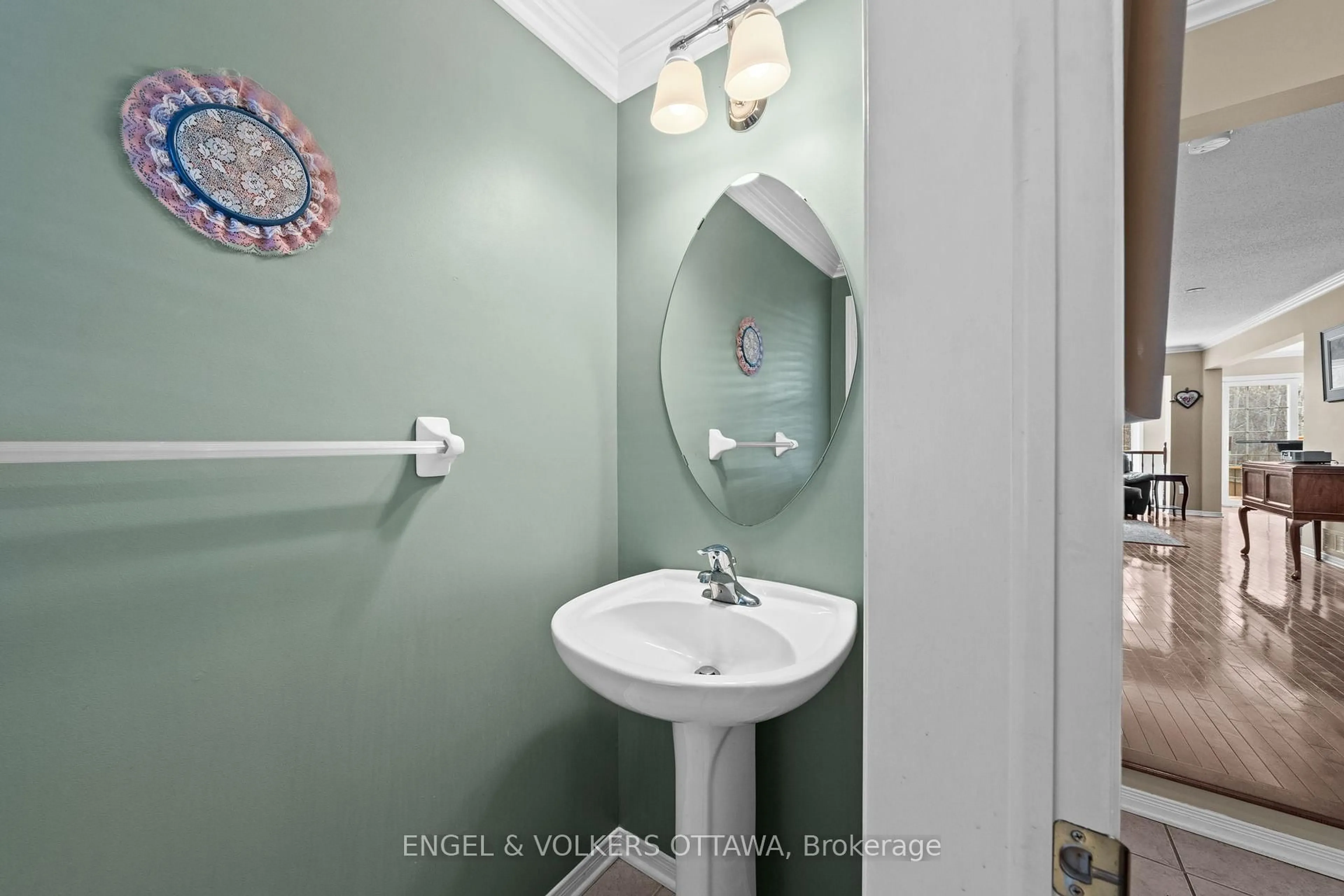 Standard bathroom, ceramic/tile floor for 25 Goldthorpe Private, Ottawa Ontario K2J 5L7