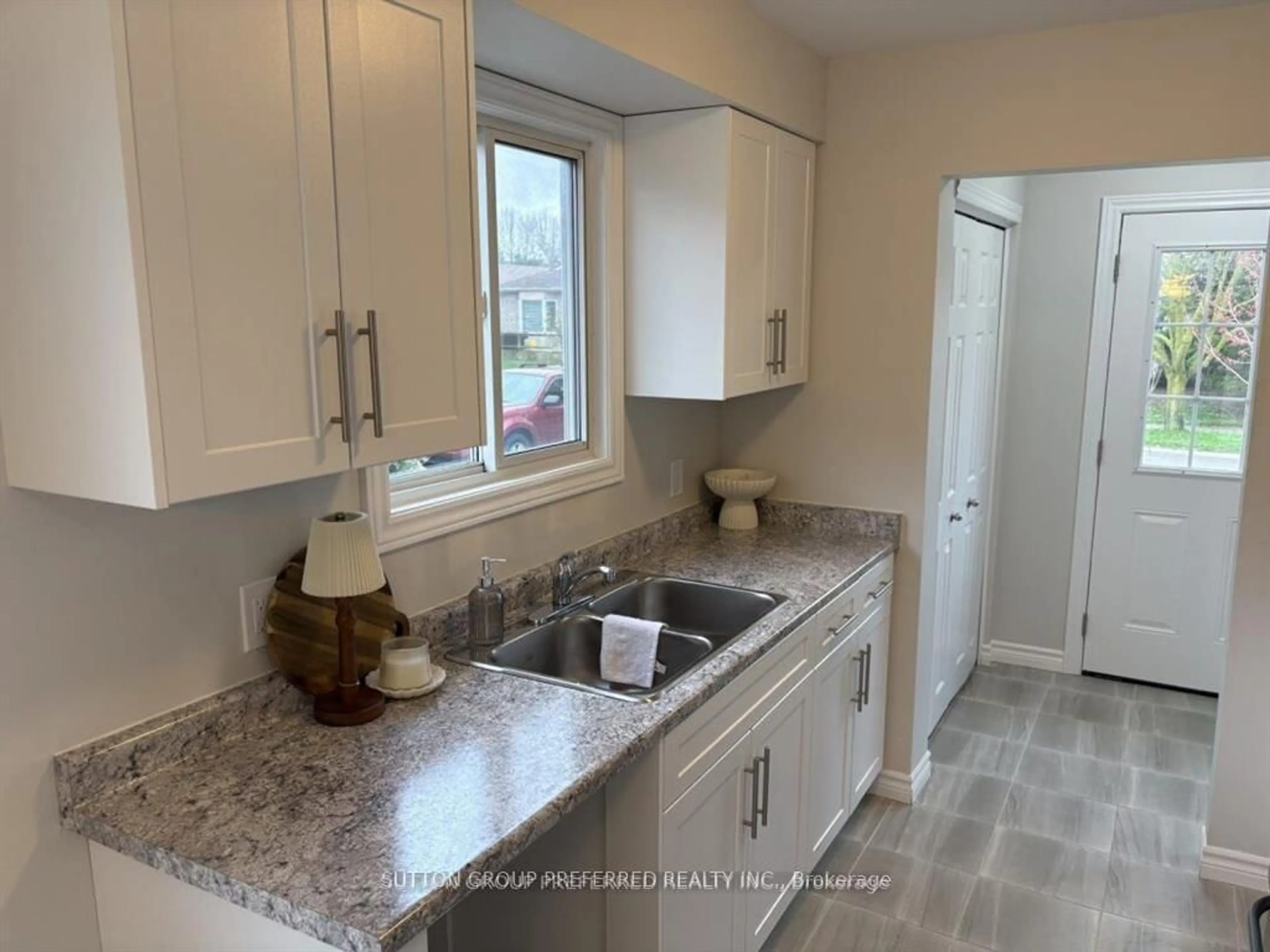 Standard kitchen, ceramic/tile floor for 195 Simpson Cres, London East Ontario N5V 5E1