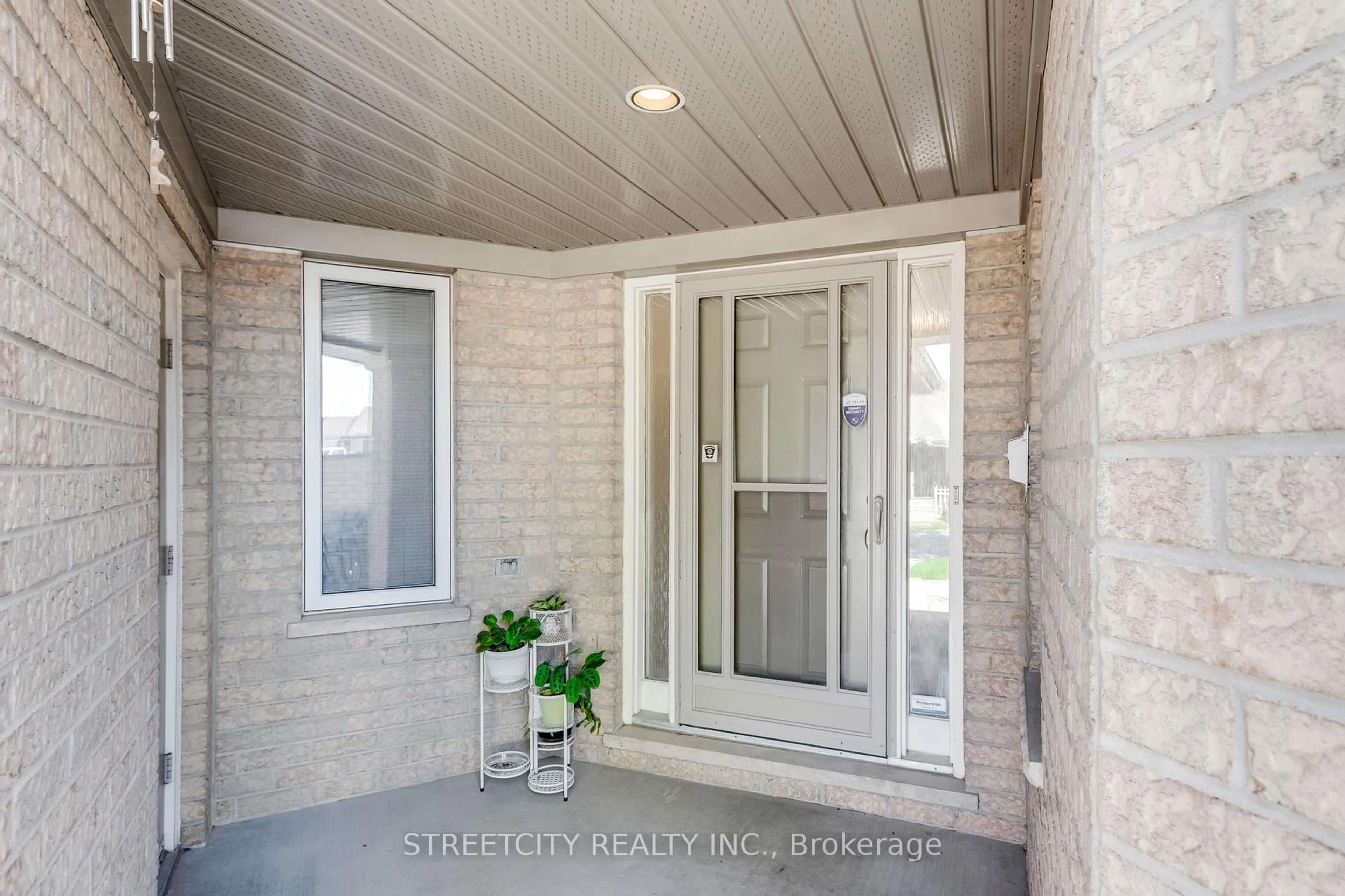 Indoor entryway for 861 Shelborne St #34, London South Ontario N5Z 5C5