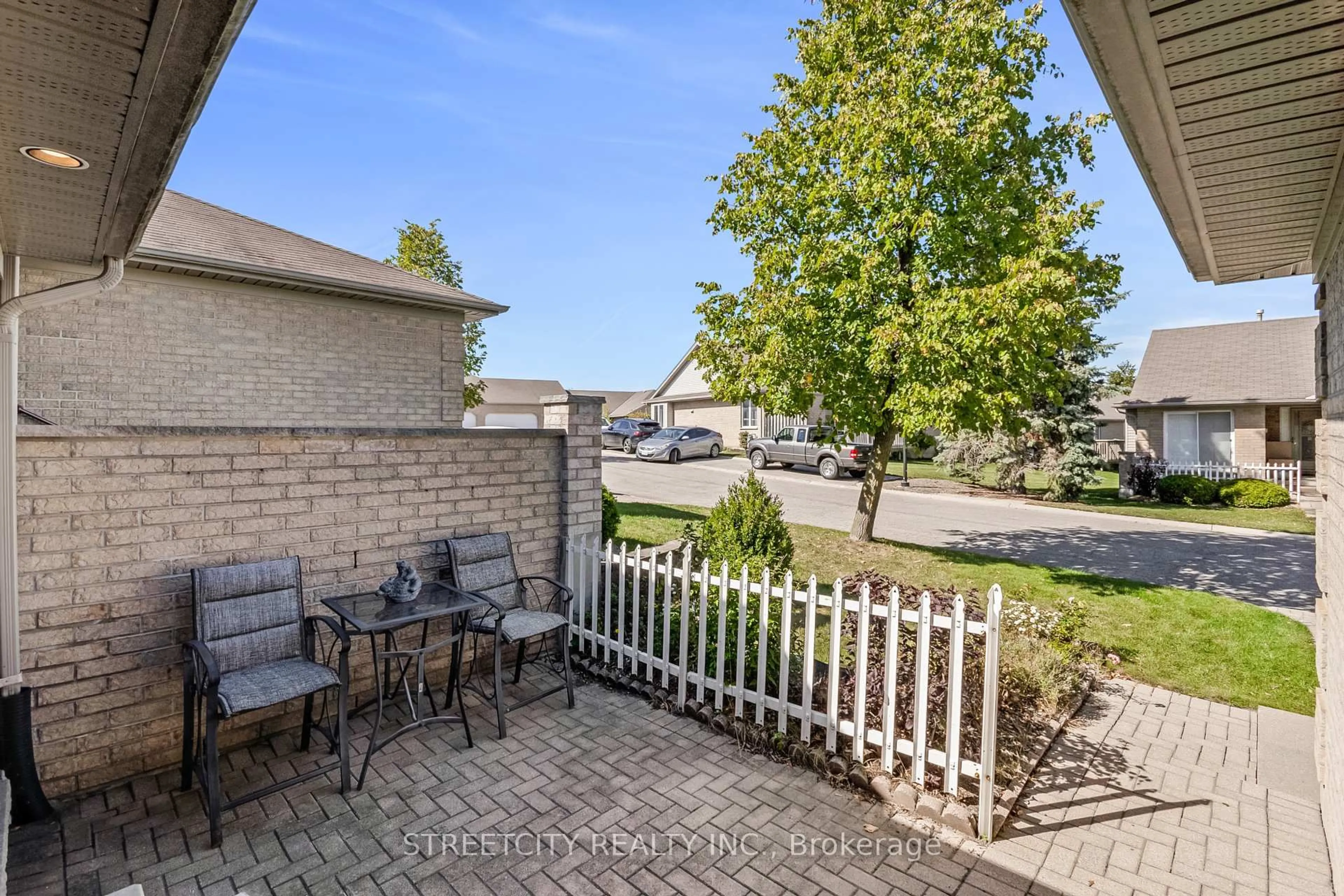 Patio, street for 861 Shelborne St #34, London South Ontario N5Z 5C5