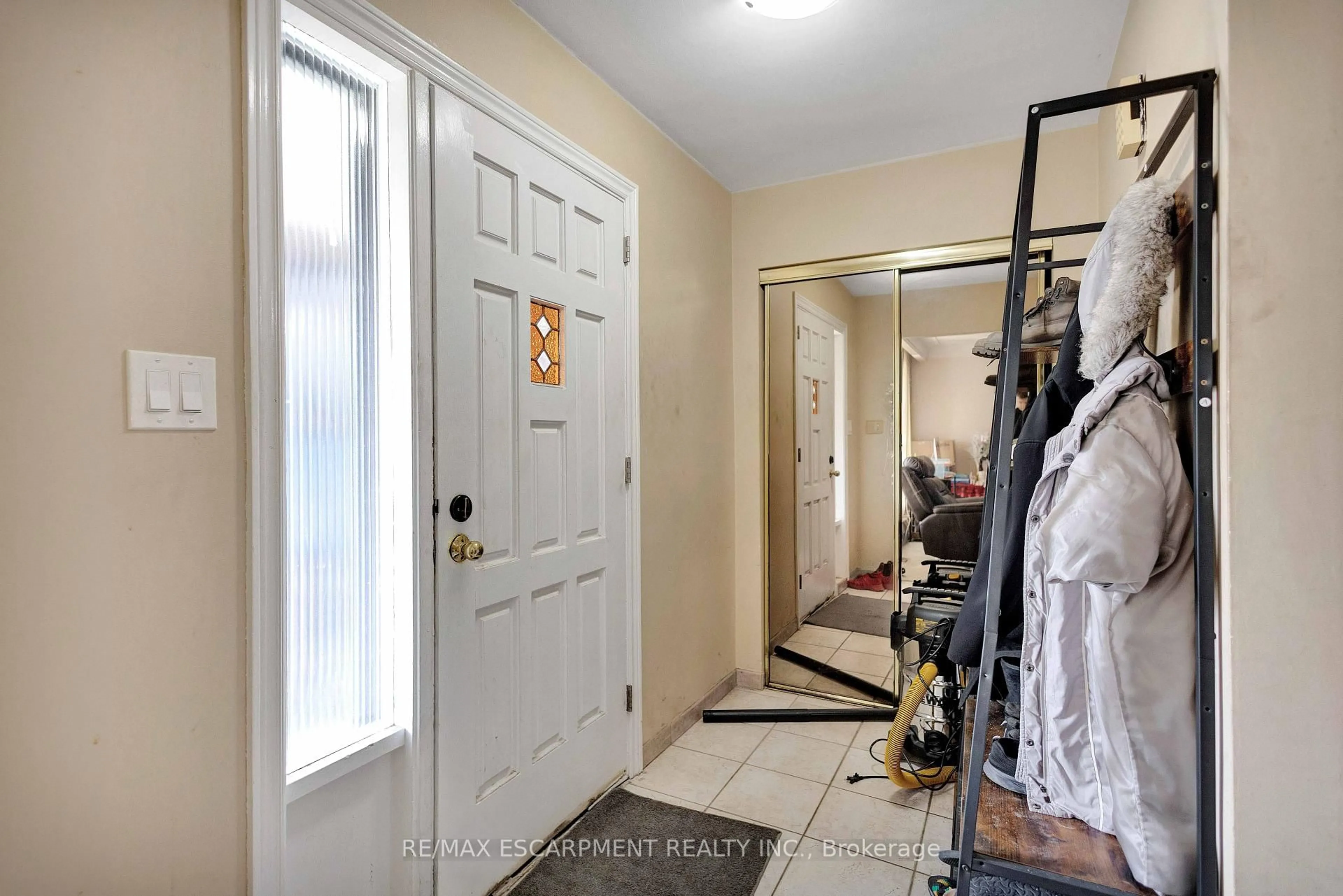 Indoor entryway for 304 Celtic Dr, Hamilton Ontario L8E 3S2