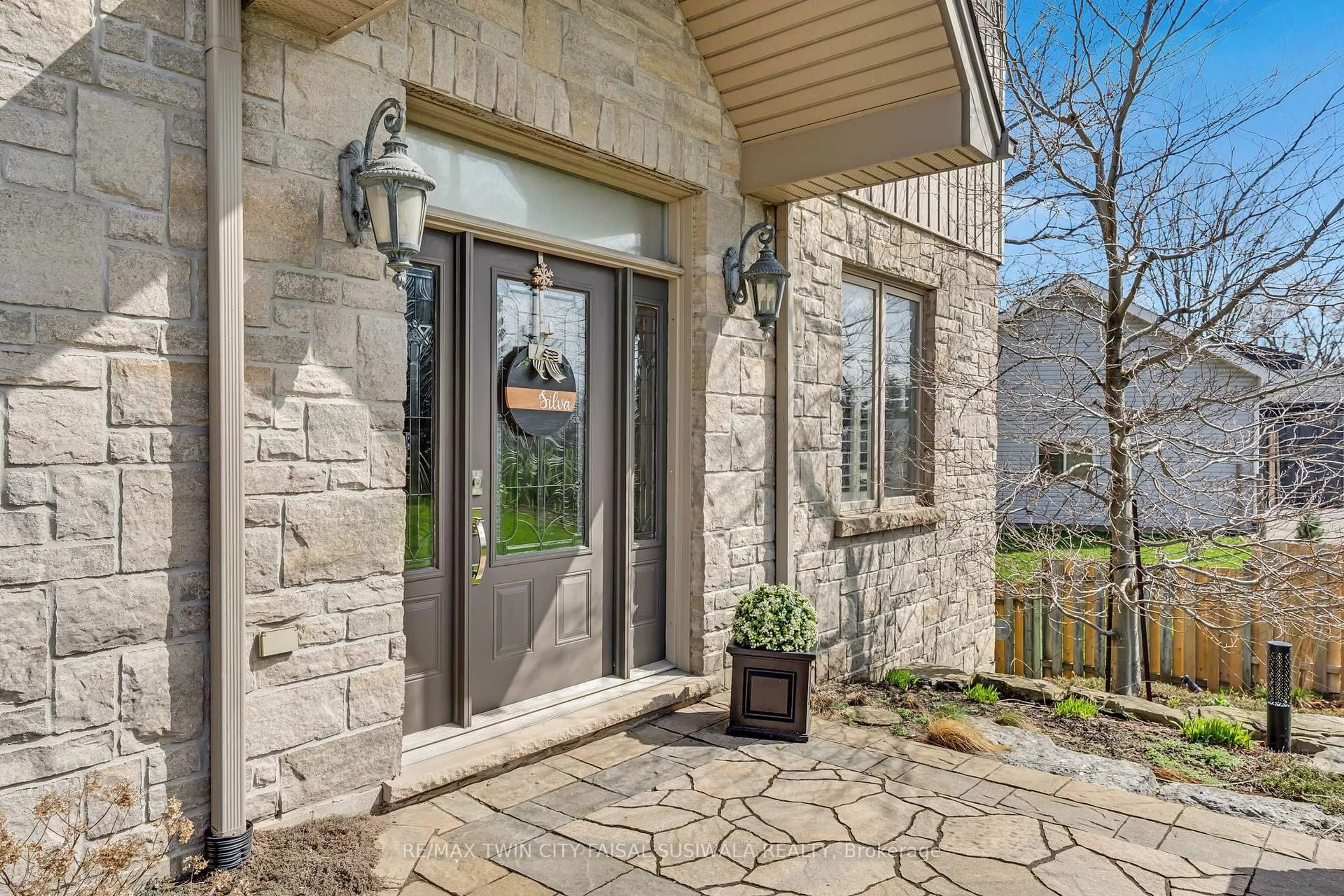 Indoor entryway for 24 Brant Rd, Brant Ontario N3L 3E1