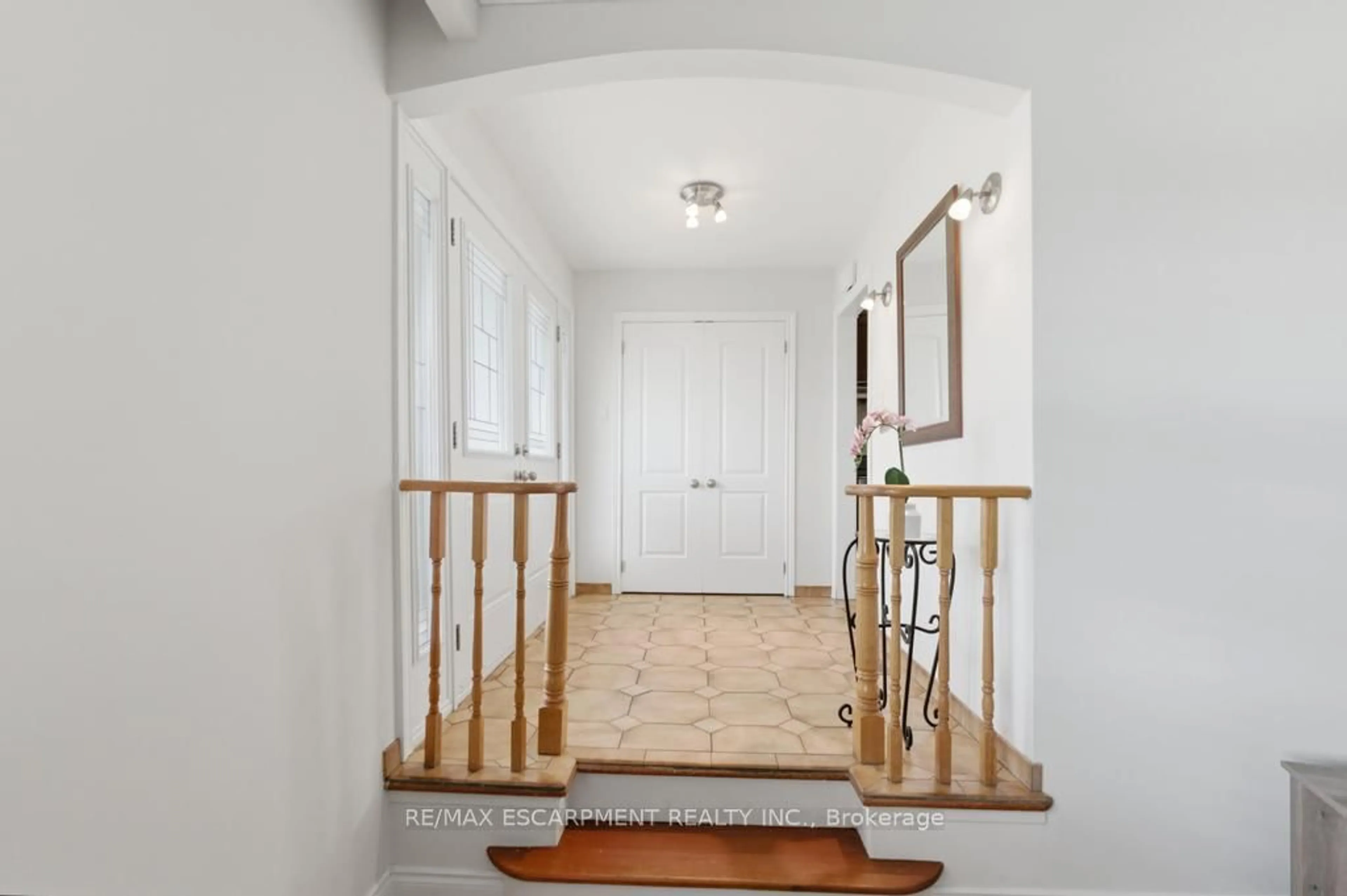 Indoor entryway for 68 Nugent Dr, Hamilton Ontario L8H 2M8