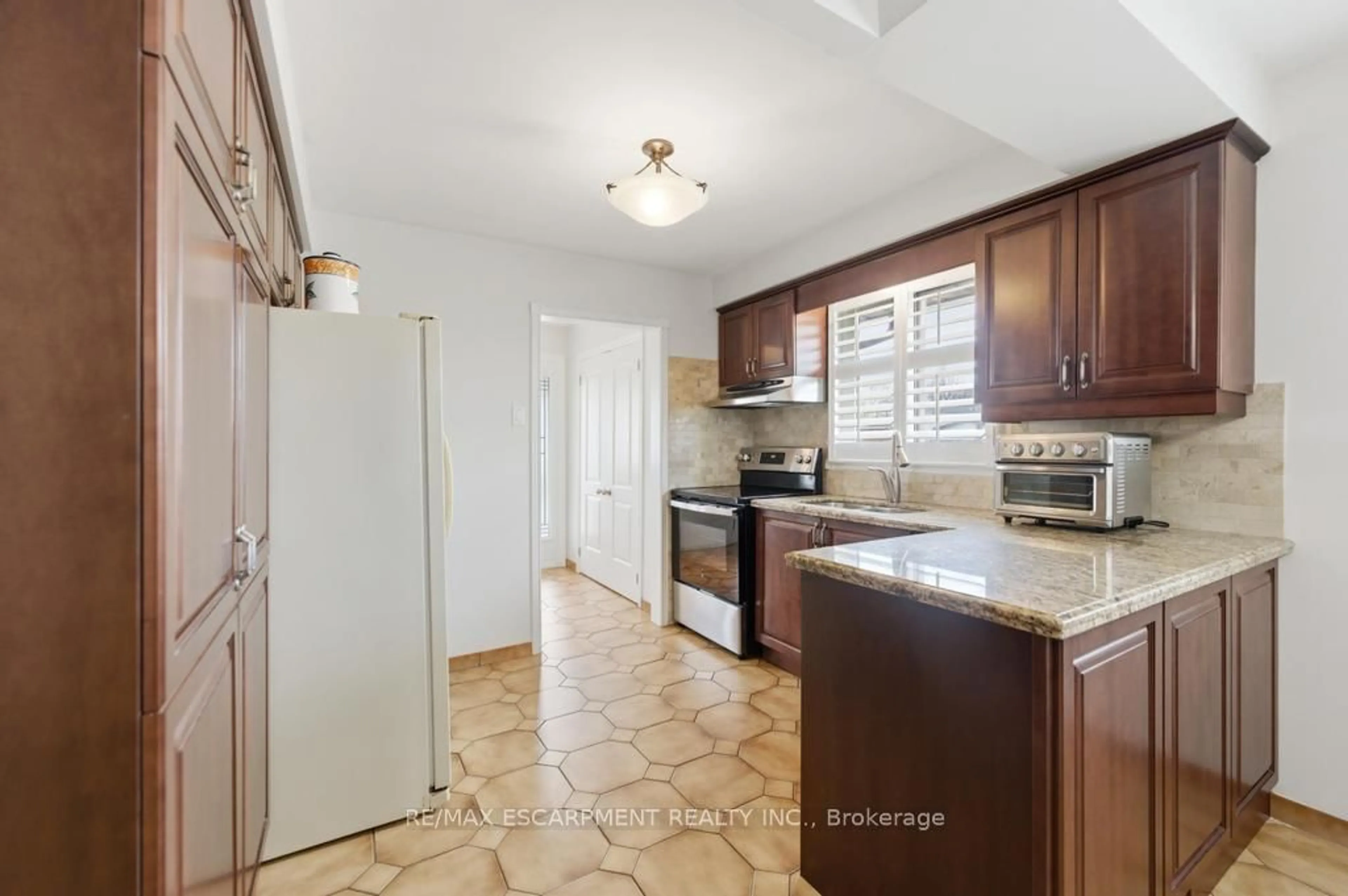 Standard kitchen, ceramic/tile floor for 68 Nugent Dr, Hamilton Ontario L8H 2M8