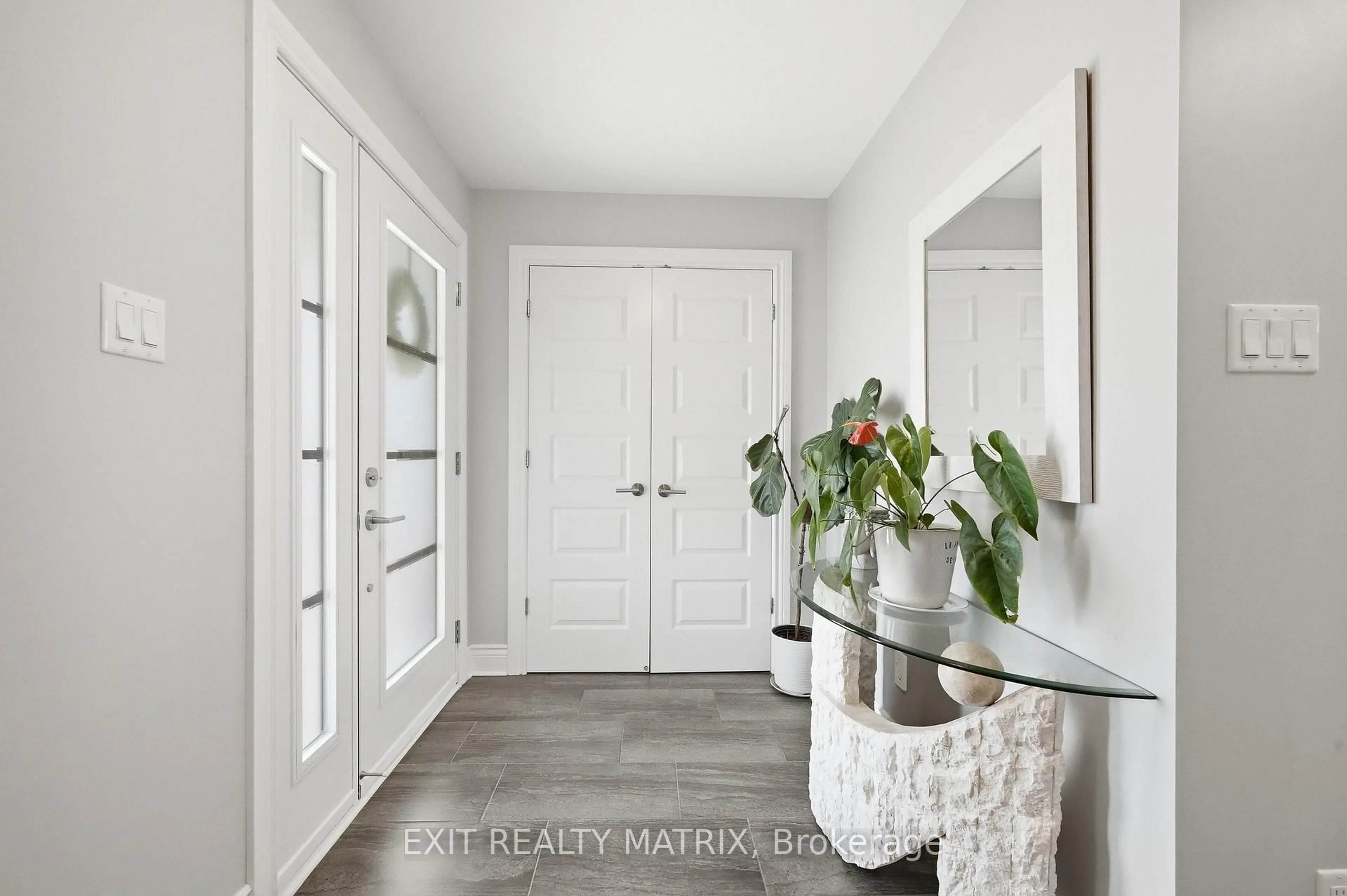 Indoor entryway for 368 TWILIGHT Ave, Russell Ontario K4R 0E6