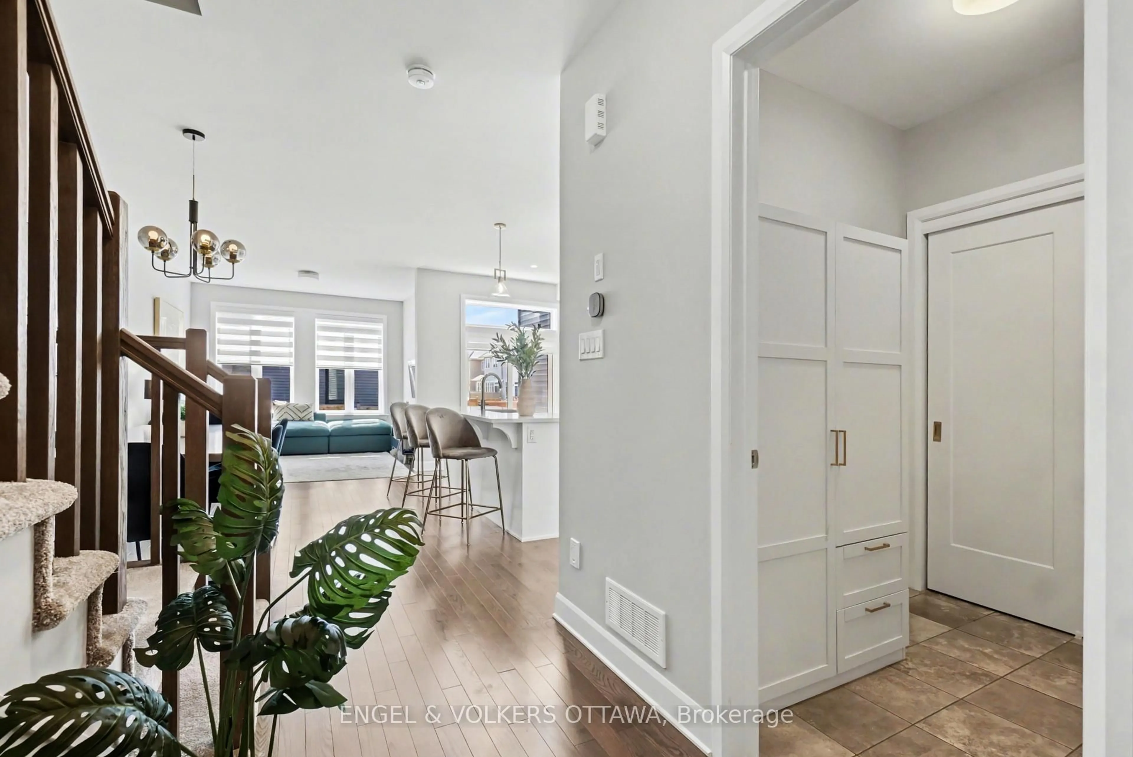 Indoor entryway for 57 Mandevilla Cres, Ottawa Ontario K1T 0Y2