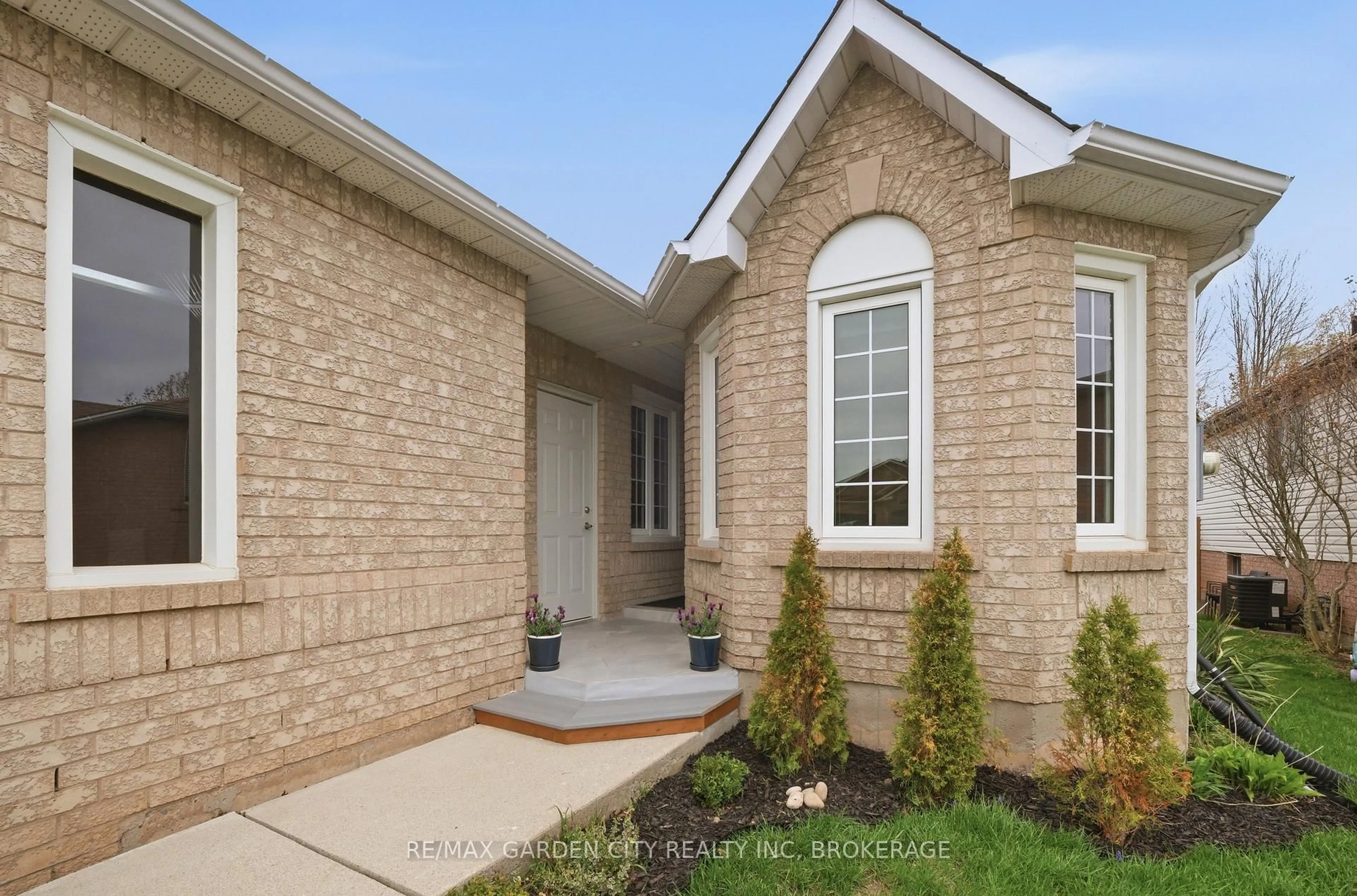 Home with brick exterior material, street for 42 Jackson Crt, Welland Ontario L3C 7G2