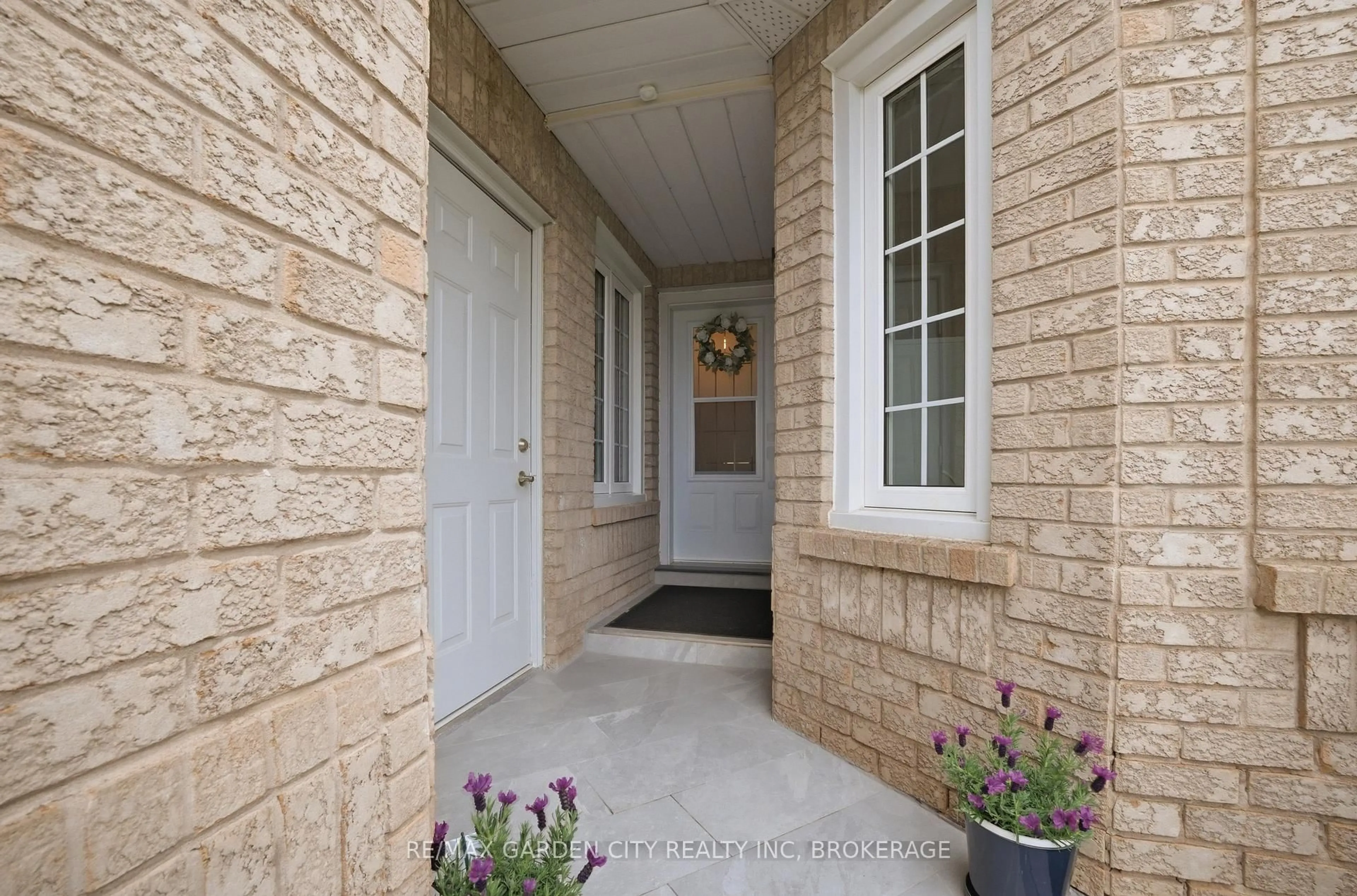 Indoor entryway for 42 Jackson Crt, Welland Ontario L3C 7G2