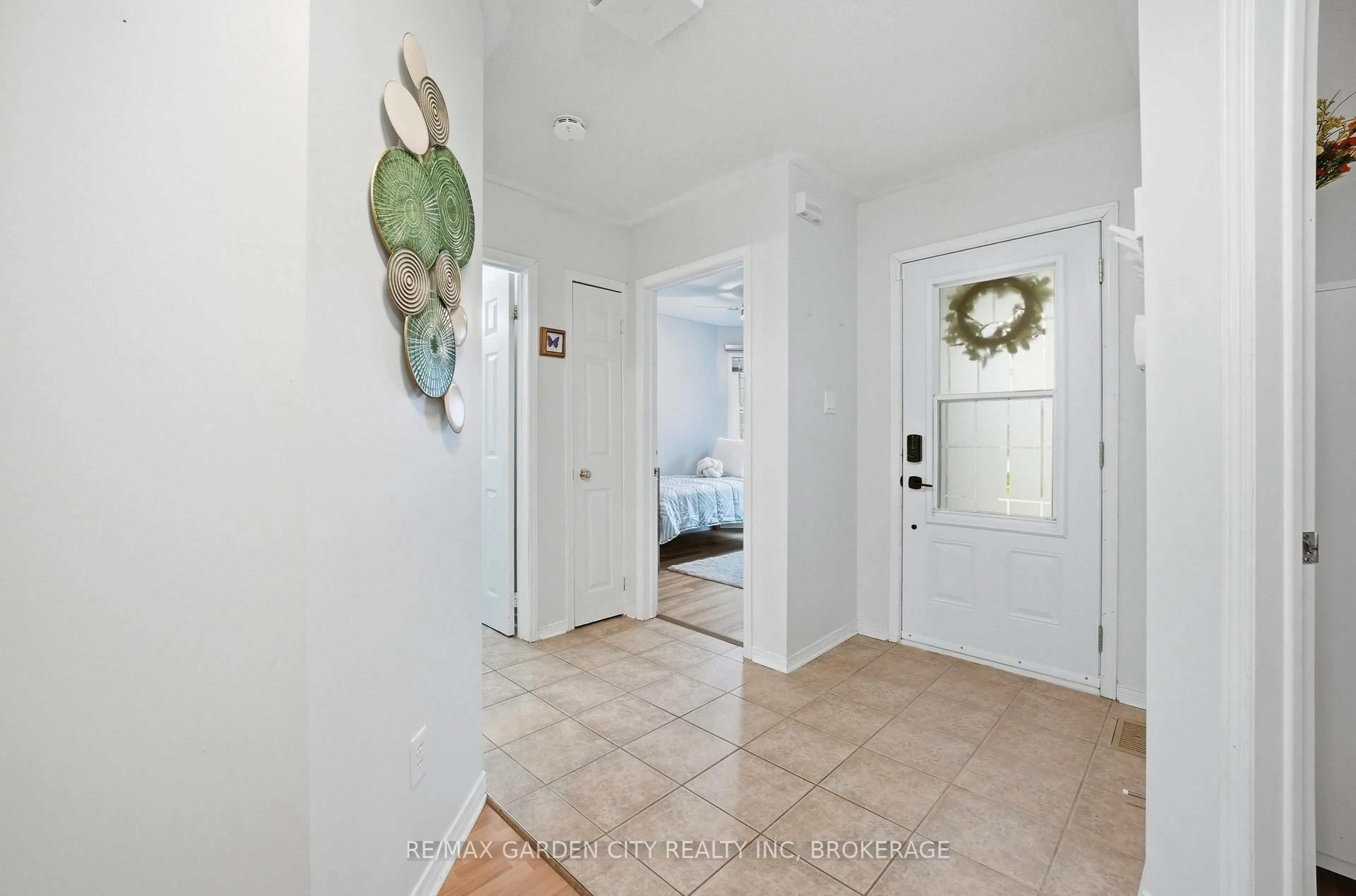 Indoor entryway for 42 Jackson Crt, Welland Ontario L3C 7G2