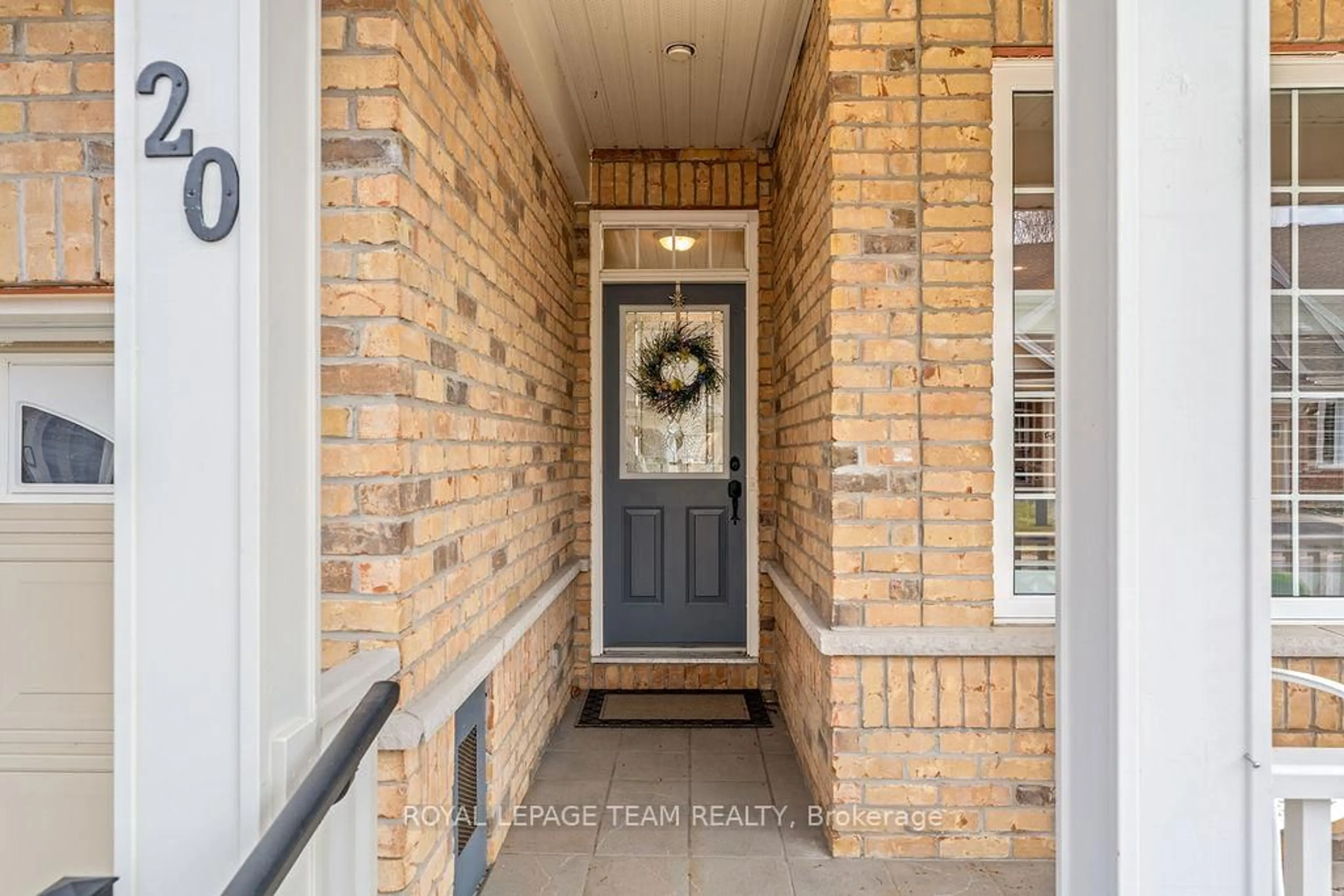 Indoor entryway for 20 Morenz Terr, Ottawa Ontario K2K 3H1