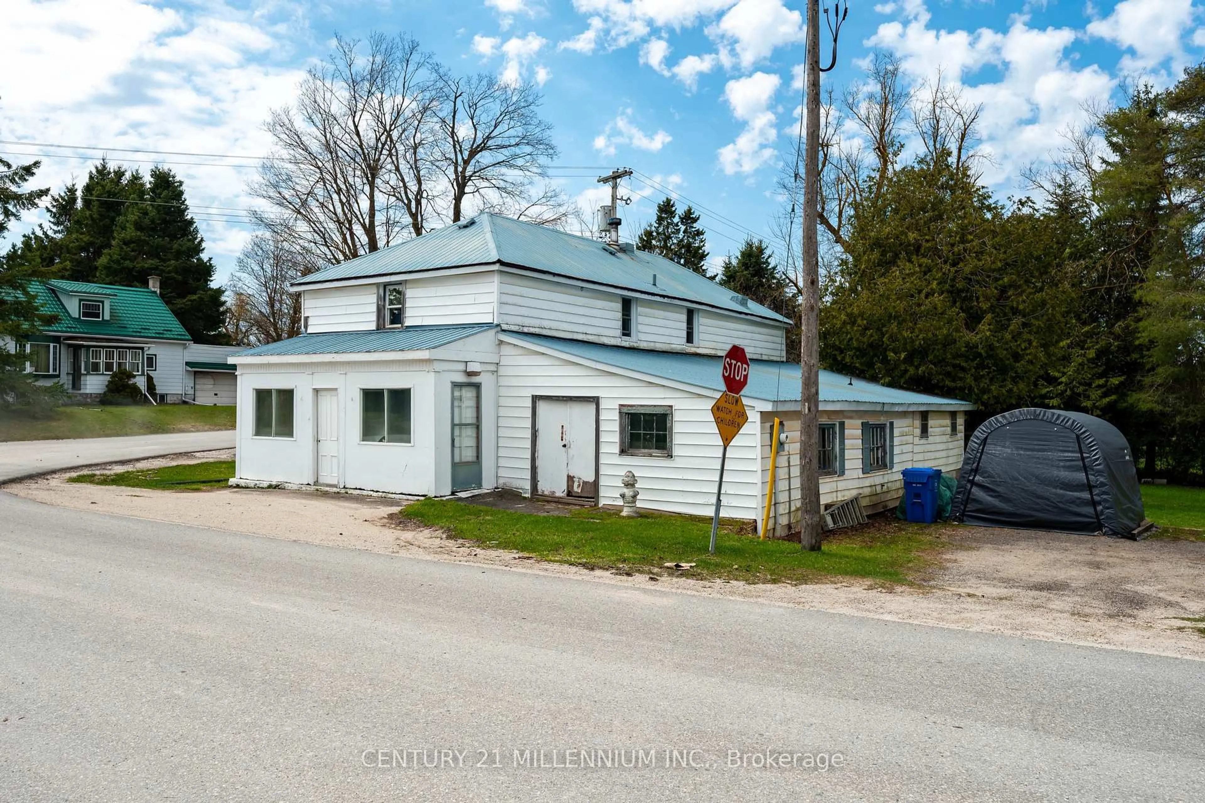 A pic from outside/outdoor area/front of a property/back of a property/a pic from drone, building for 078001 7th Line, Melancthon Ontario L9V 2B7