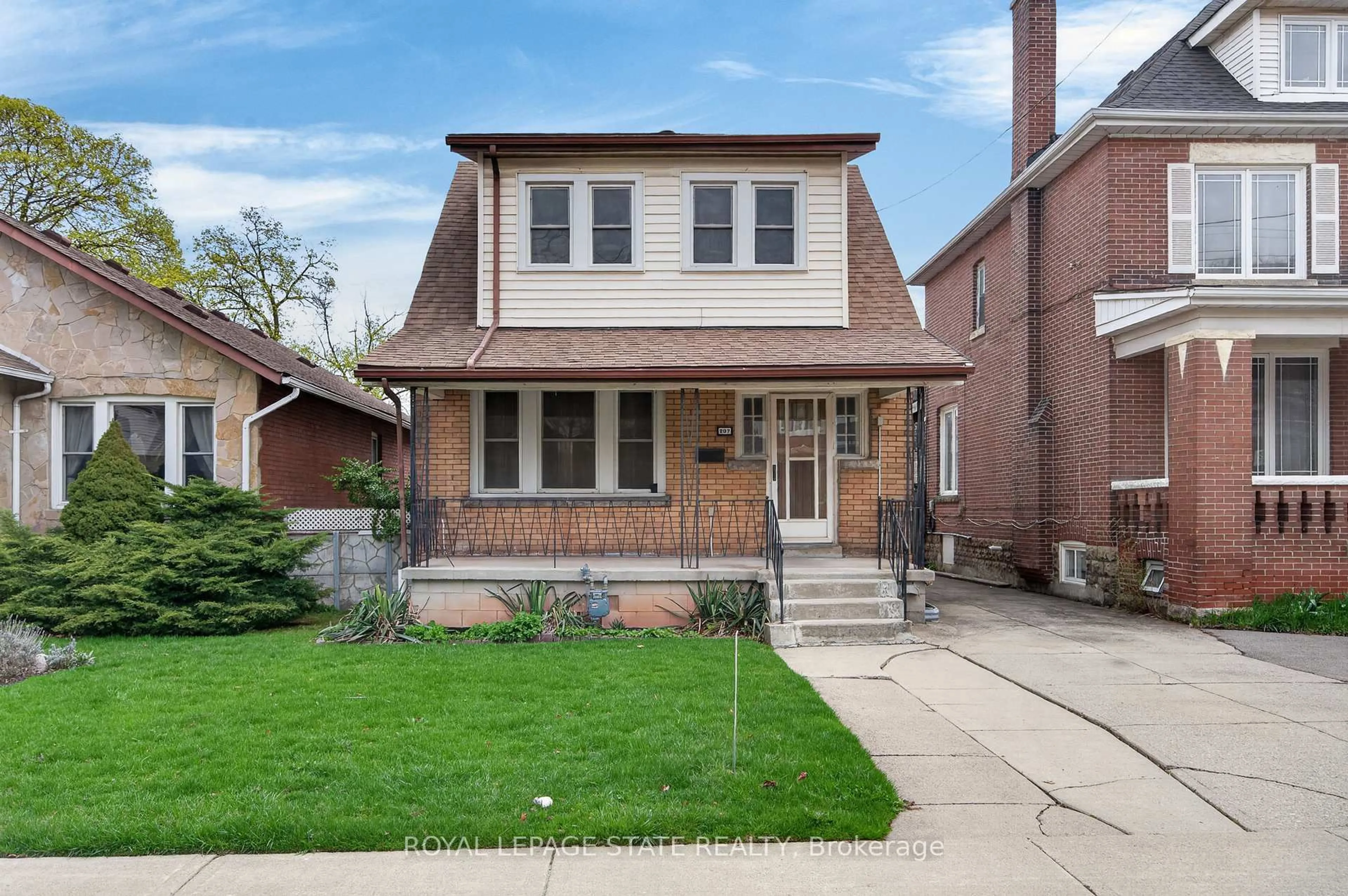 Home with brick exterior material, street for 207 Rosslyn Ave, Hamilton Ontario L8M 3J6