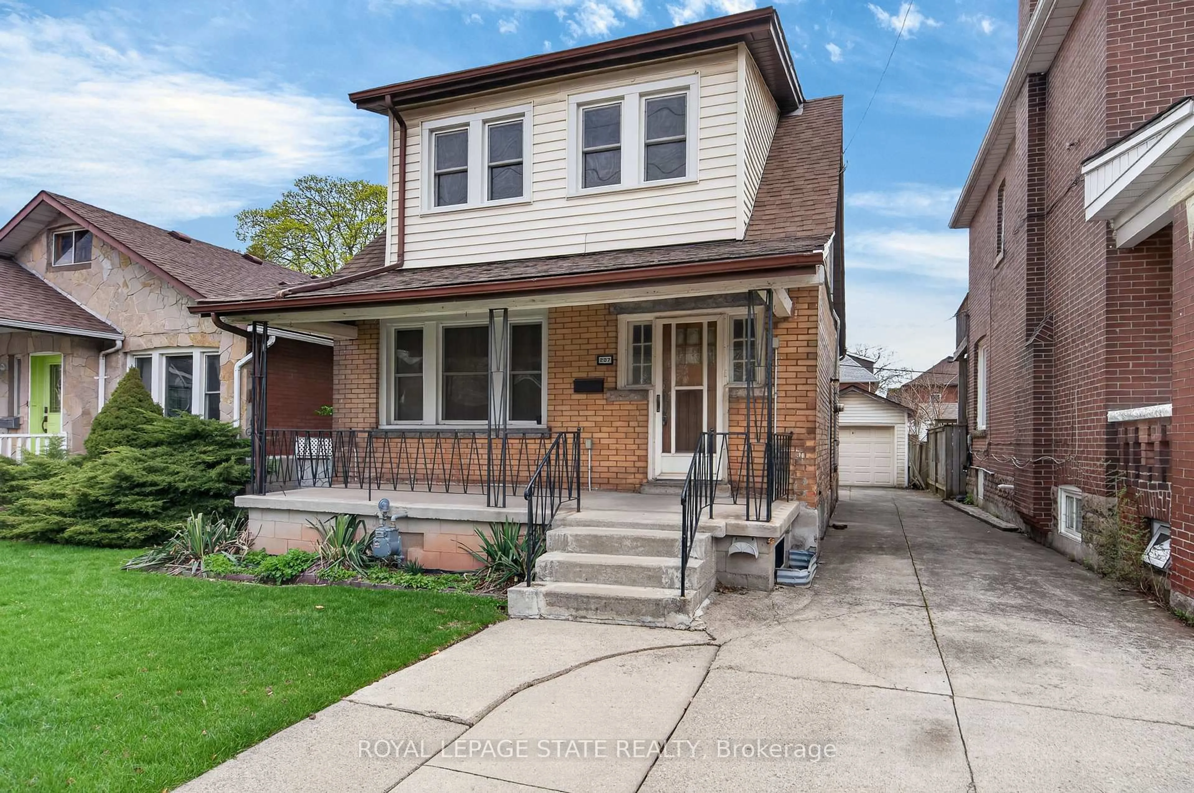 Home with brick exterior material, street for 207 Rosslyn Ave, Hamilton Ontario L8M 3J6
