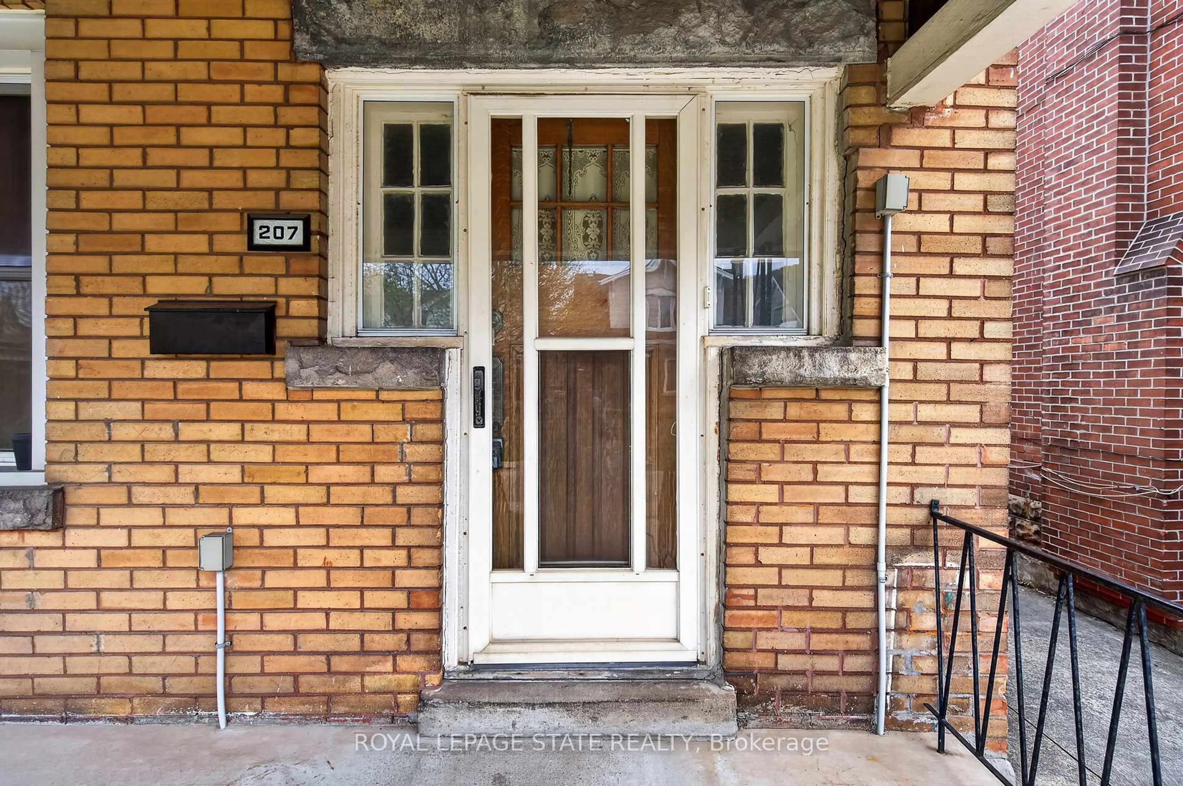 Home with brick exterior material, street for 207 Rosslyn Ave, Hamilton Ontario L8M 3J6