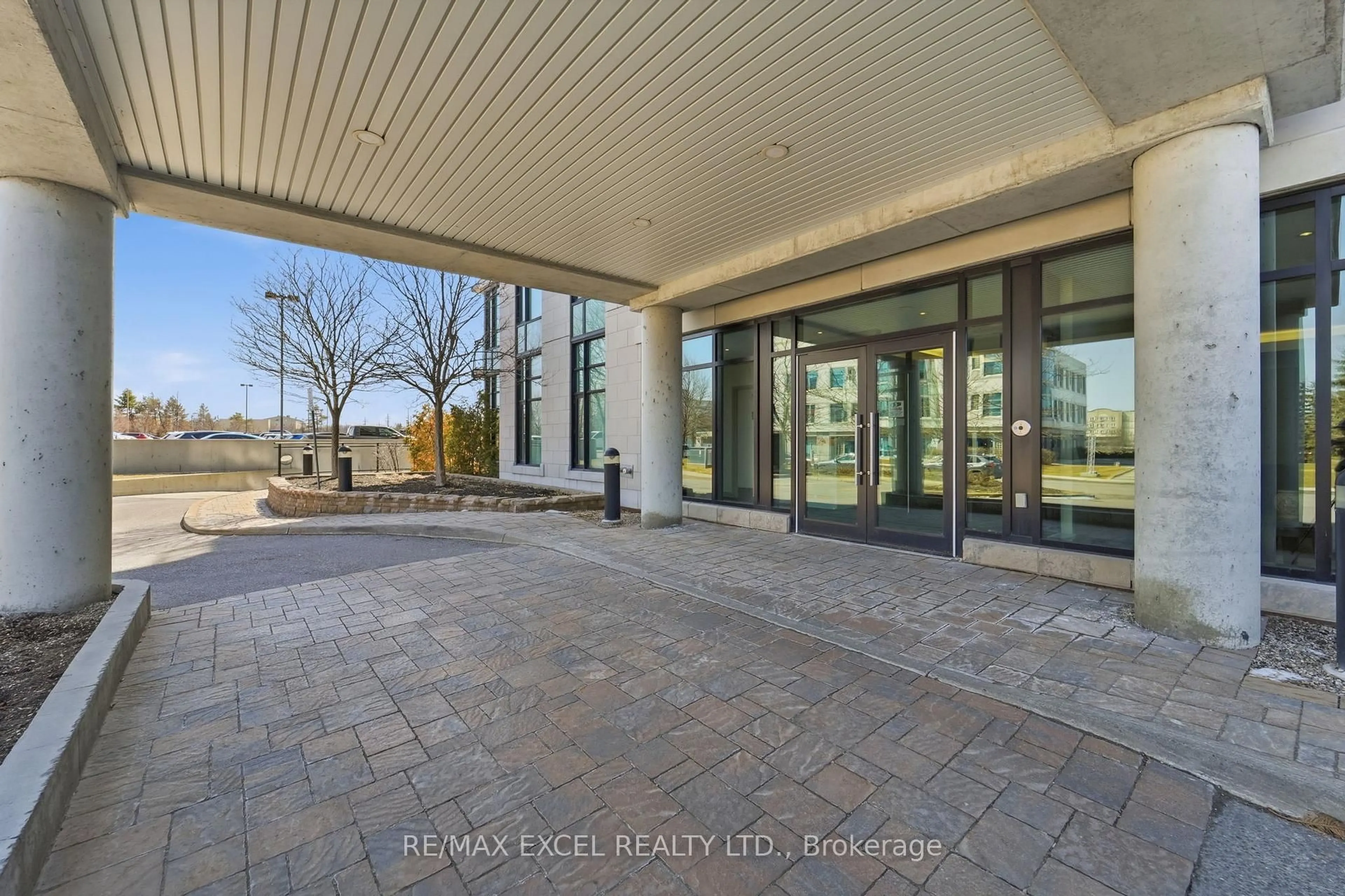Indoor foyer for 100 ROGER GUINDON Ave #605, Ottawa Ontario K1G 3Z7