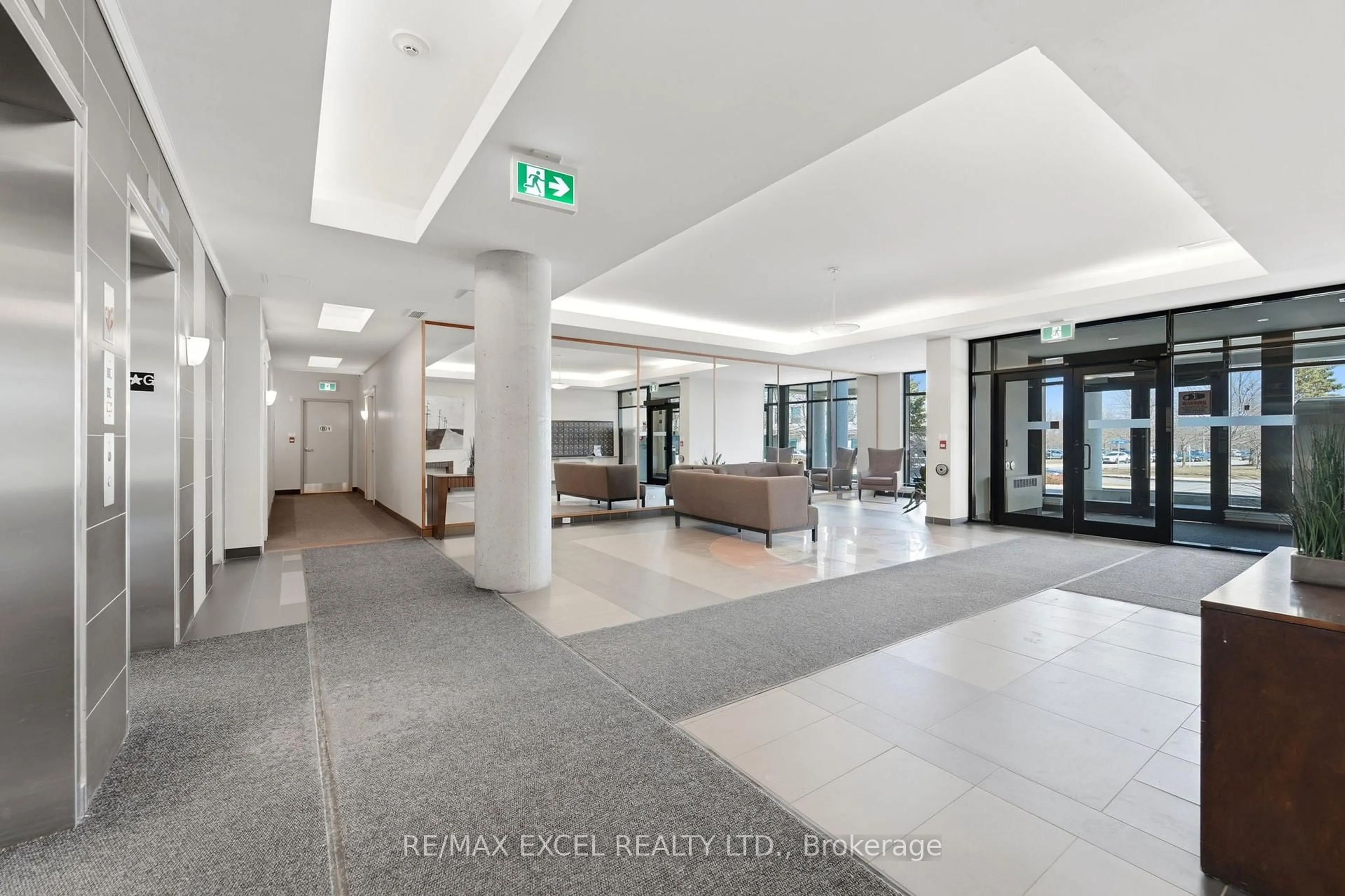 Indoor foyer for 100 ROGER GUINDON Ave #605, Ottawa Ontario K1G 3Z7