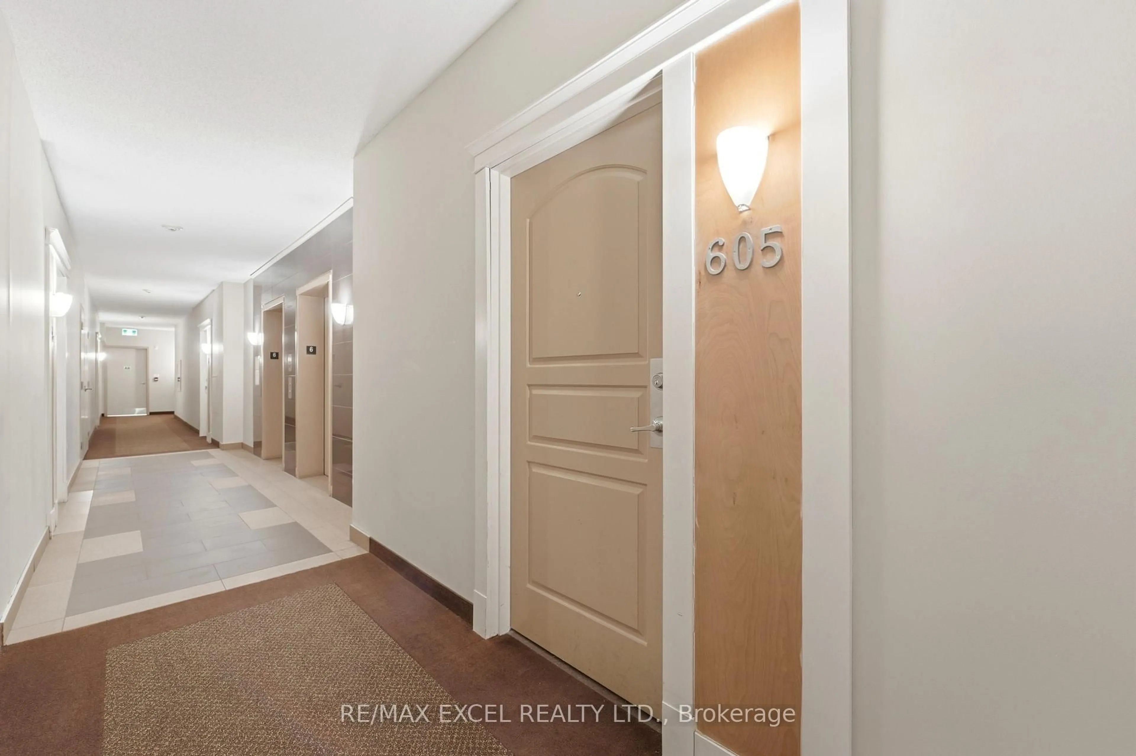 Indoor entryway for 100 ROGER GUINDON Ave #605, Ottawa Ontario K1G 3Z7