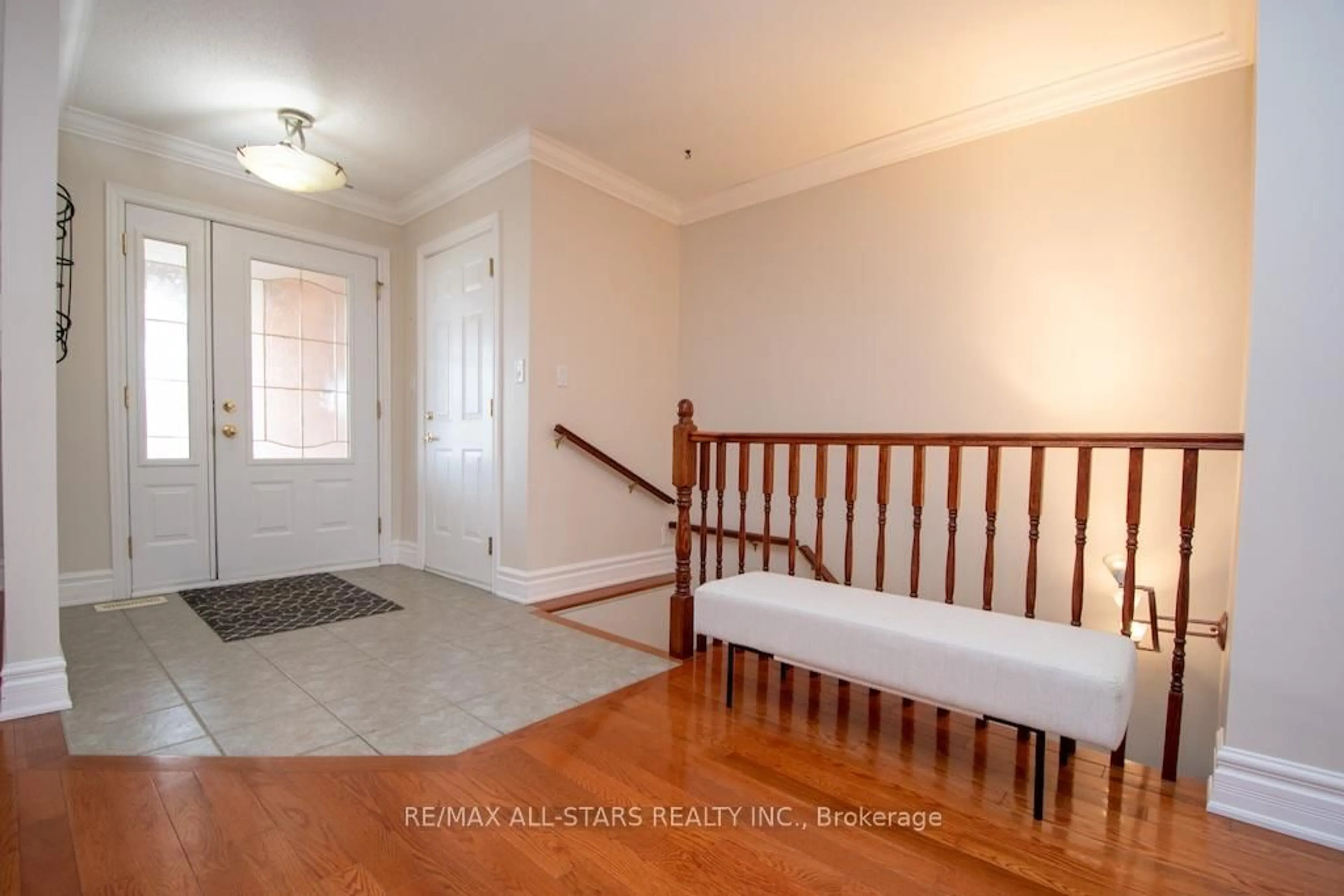 Indoor entryway for 383 Wallace Dr, Kawartha Lakes Ontario K9V 6K7