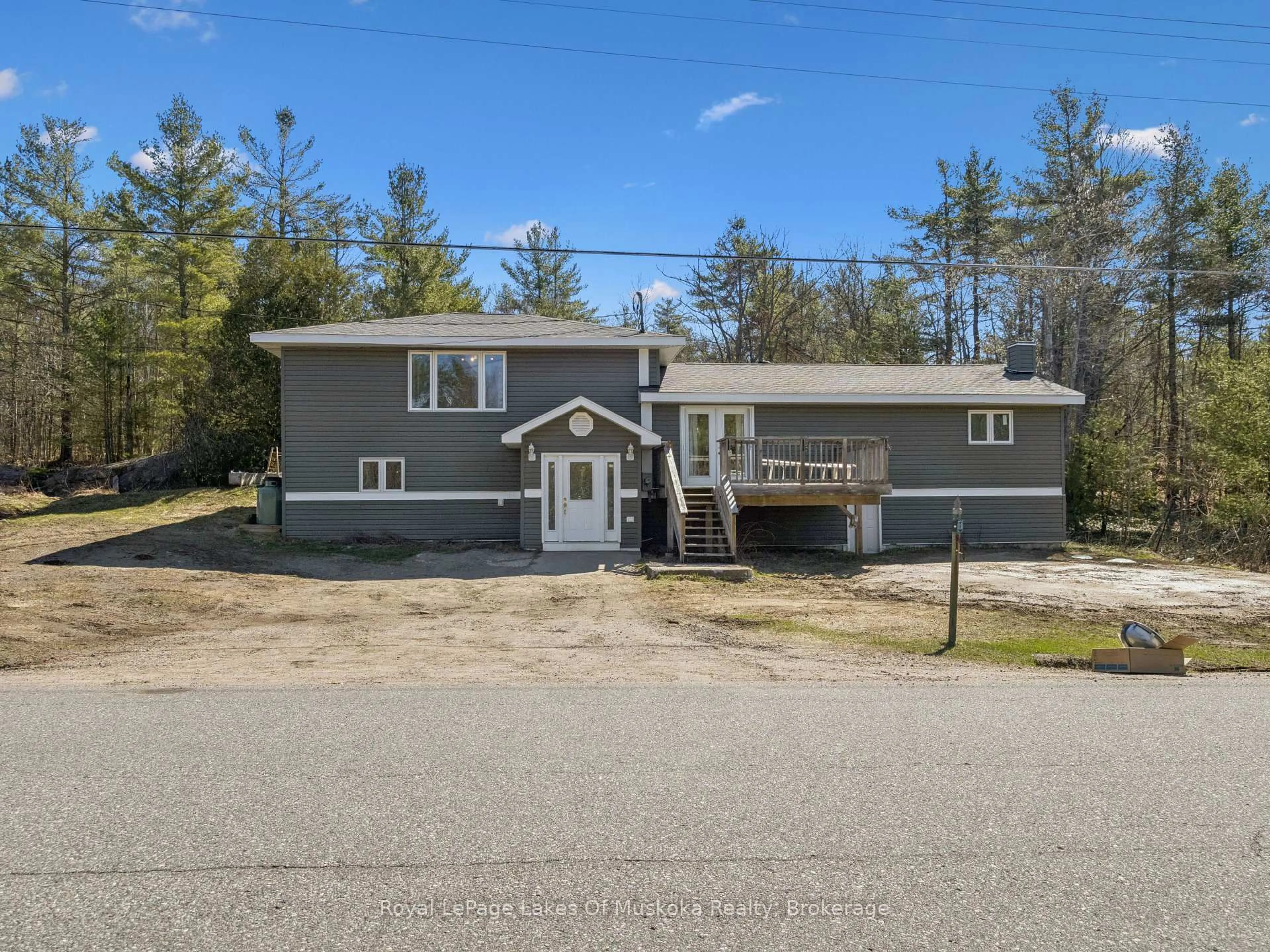 A pic from outside/outdoor area/front of a property/back of a property/a pic from drone, building for 1314 Winhara Rd, Gravenhurst Ontario P1P 1R1