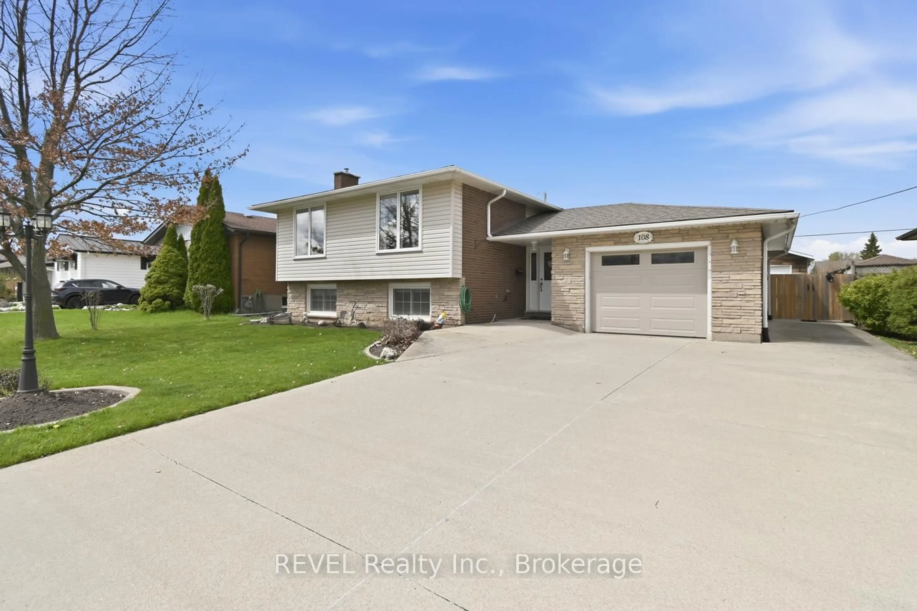 Home with vinyl exterior material, street for 108 Richmond St, Thorold Ontario L2V 3H1