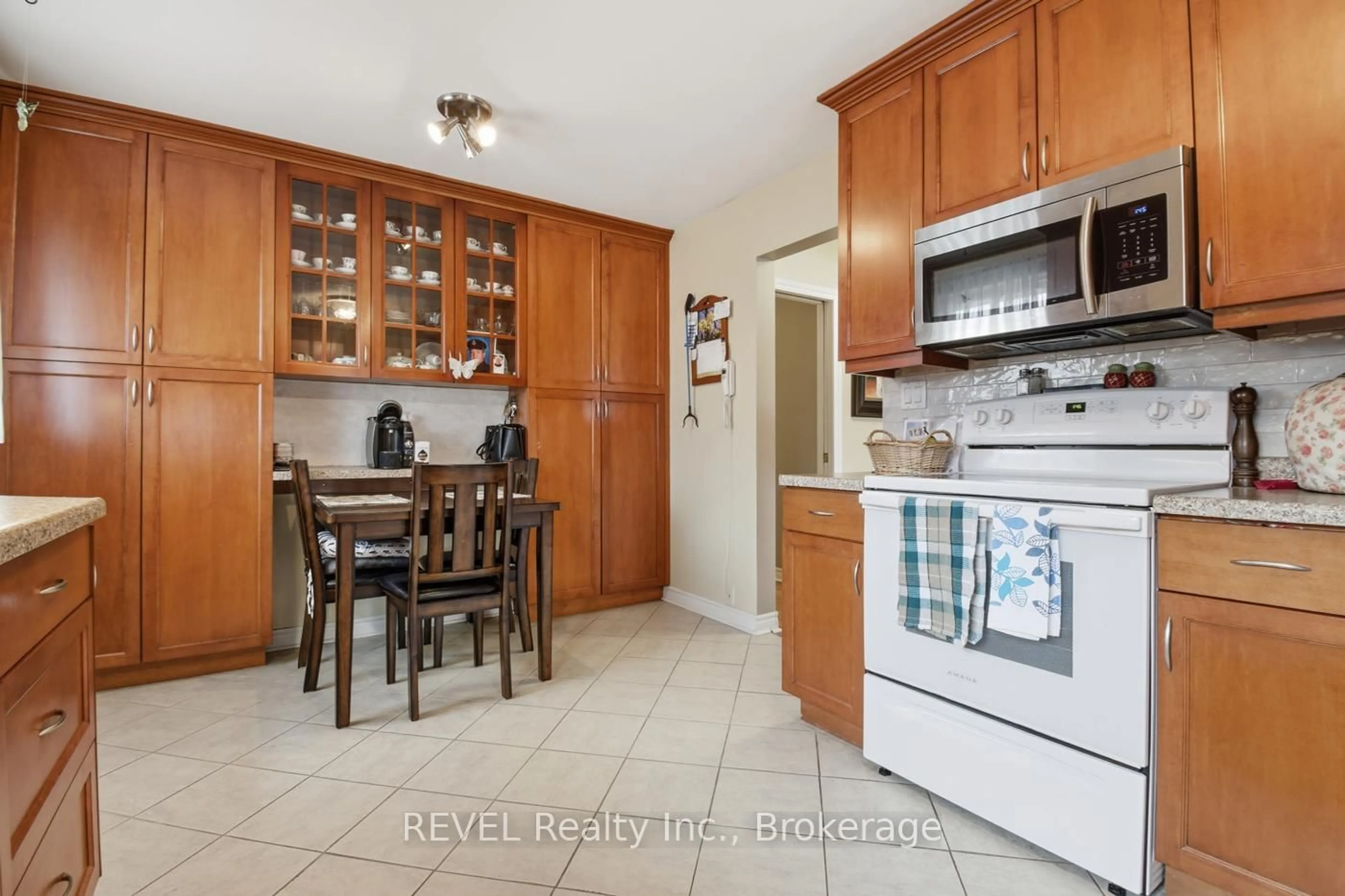 Standard kitchen, ceramic/tile floor for 108 Richmond St, Thorold Ontario L2V 3H1