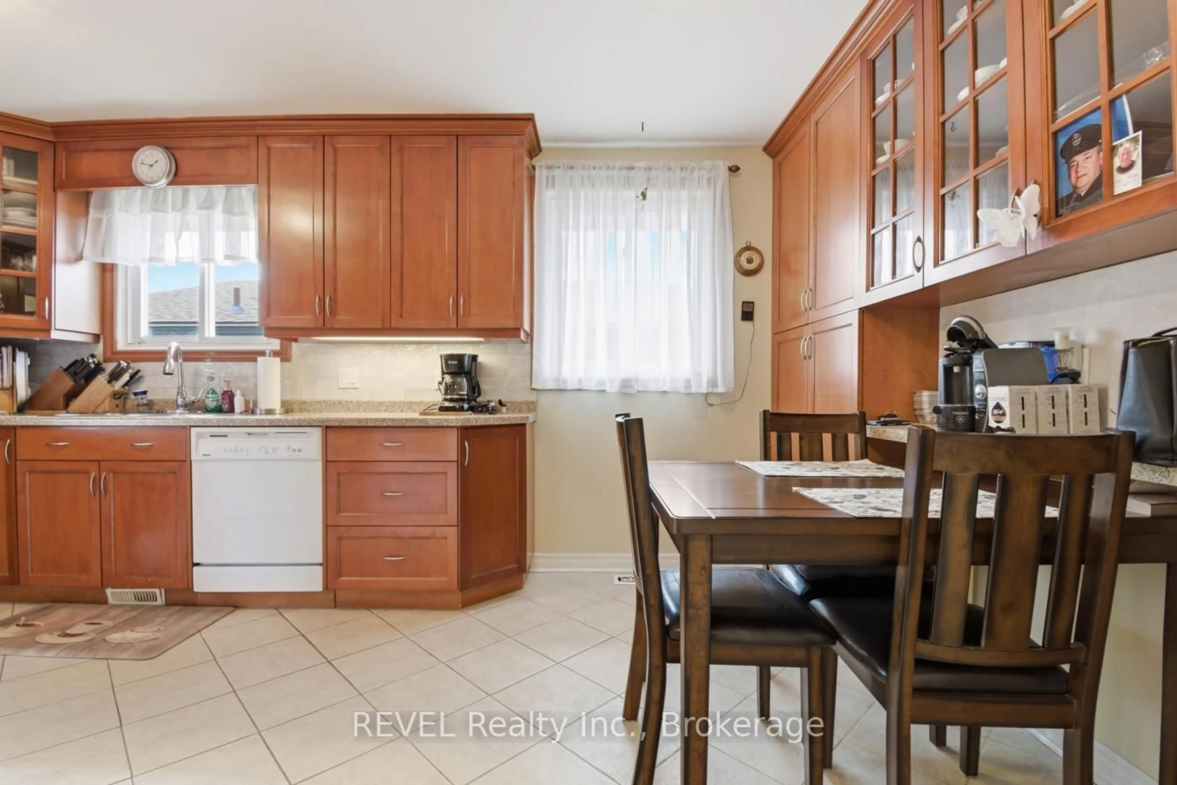 Standard kitchen, unknown for 108 Richmond St, Thorold Ontario L2V 3H1